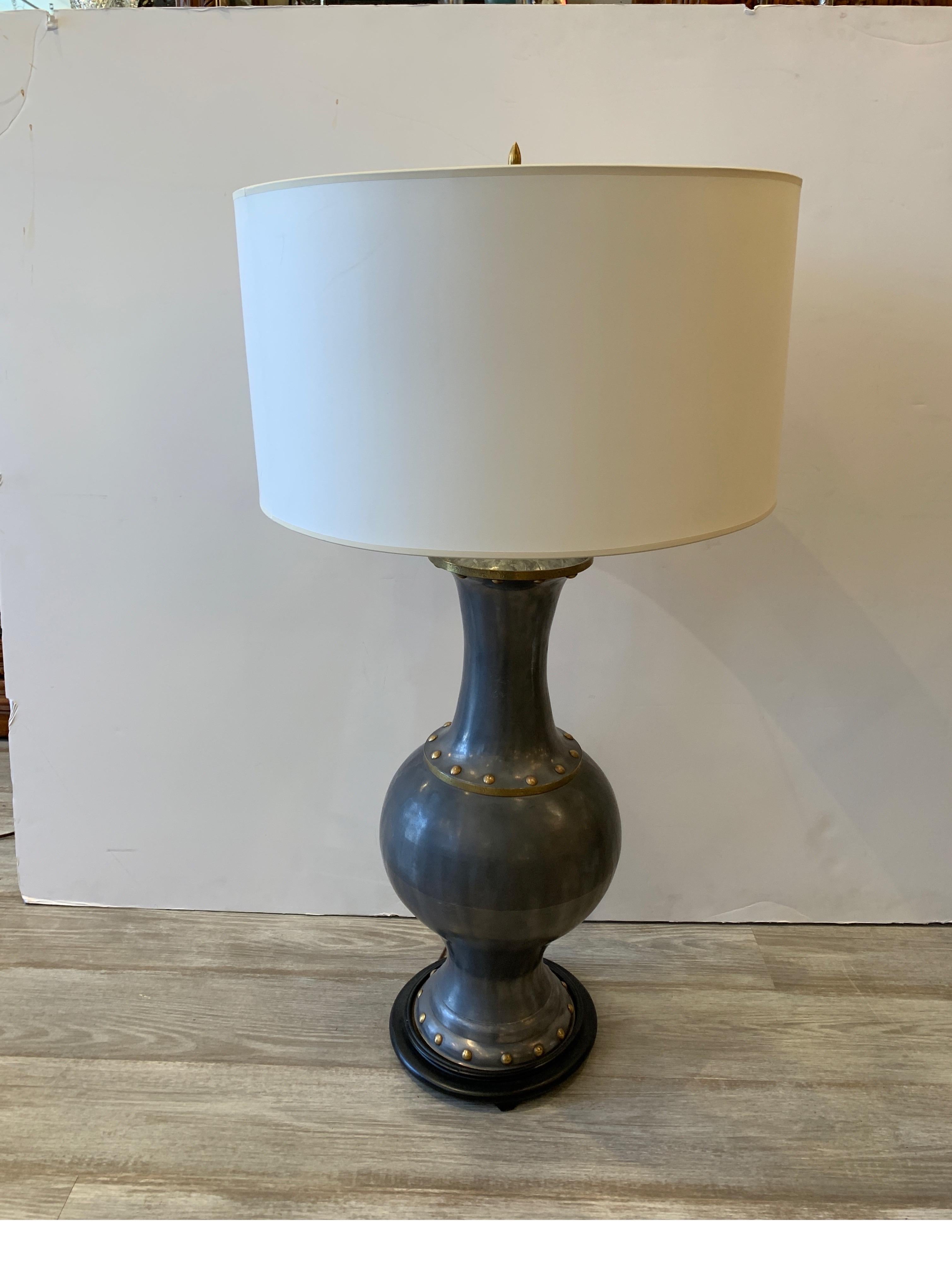 Lampe urne en laiton et patkong de style James Mount Bon état - En vente à Lambertville, NJ