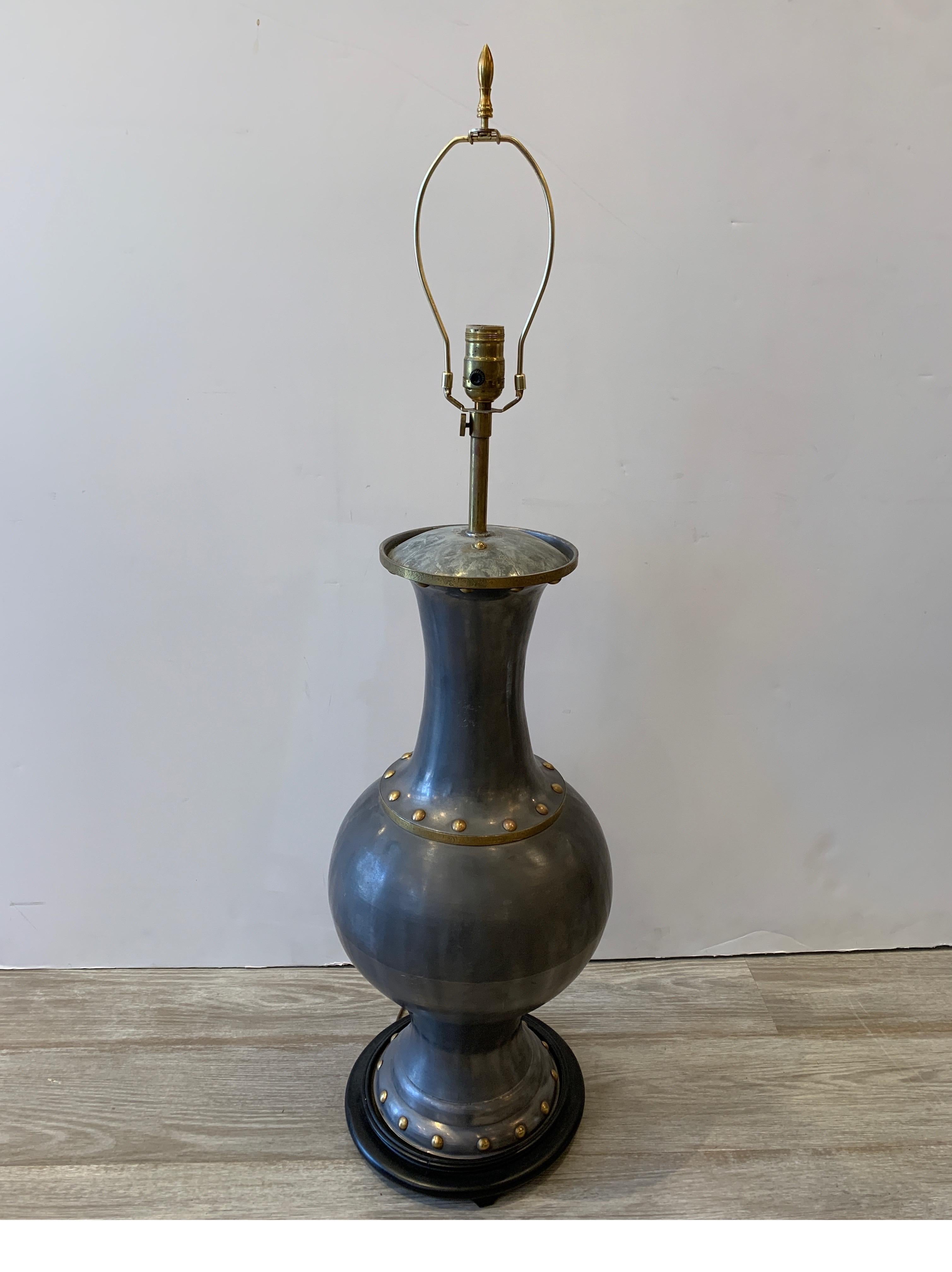 Laiton Lampe urne en laiton et patkong de style James Mount en vente