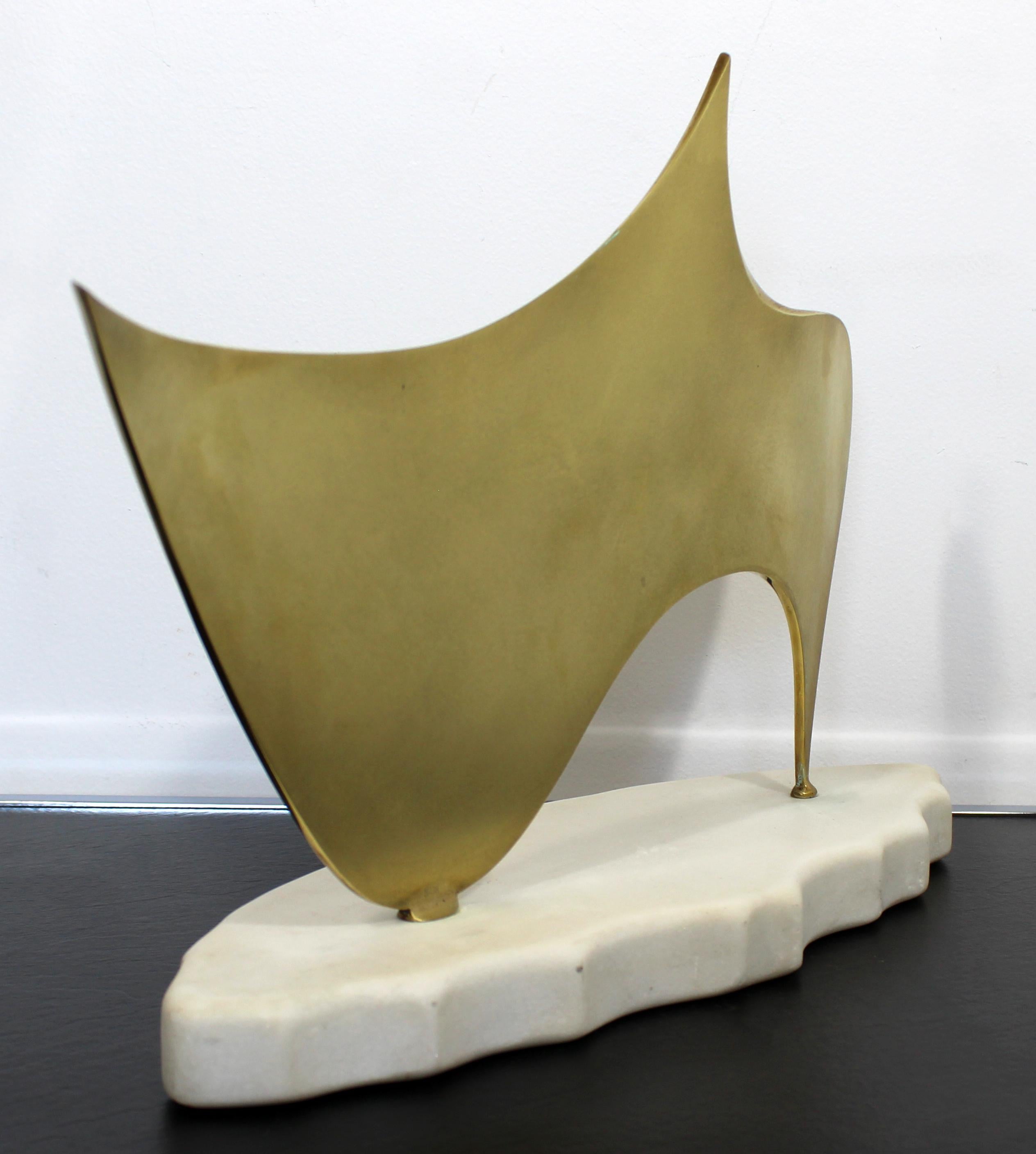 20ième siècle James Nani Slipper 97 - Sculpture à base en marbre abstrait doré en vente