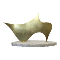 James Nani Slipper 97 Skulptur mit abstraktem Marmorsockel in Gold