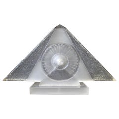 Sculpture pyramide contemporaine en lucite sans titre de James Nani