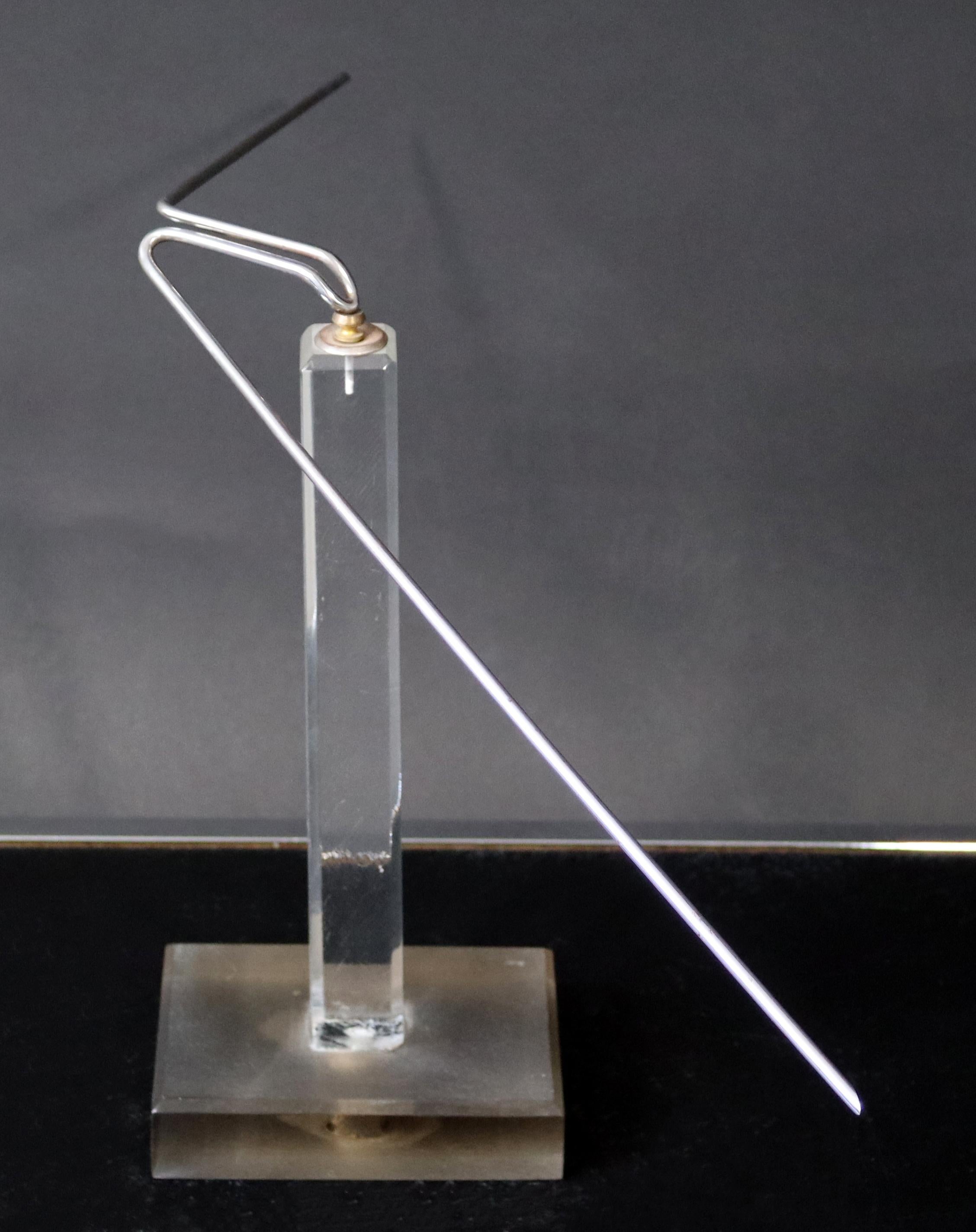 Nous vous proposons une fascinante sculpture cinétique d'équilibre en fil métallique signée Nani (12 x 21). James Nani (1926-2016) a été un artiste de Détroit pendant plus de 50 ans et est connu internationalement pour ses sculptures en métal et en