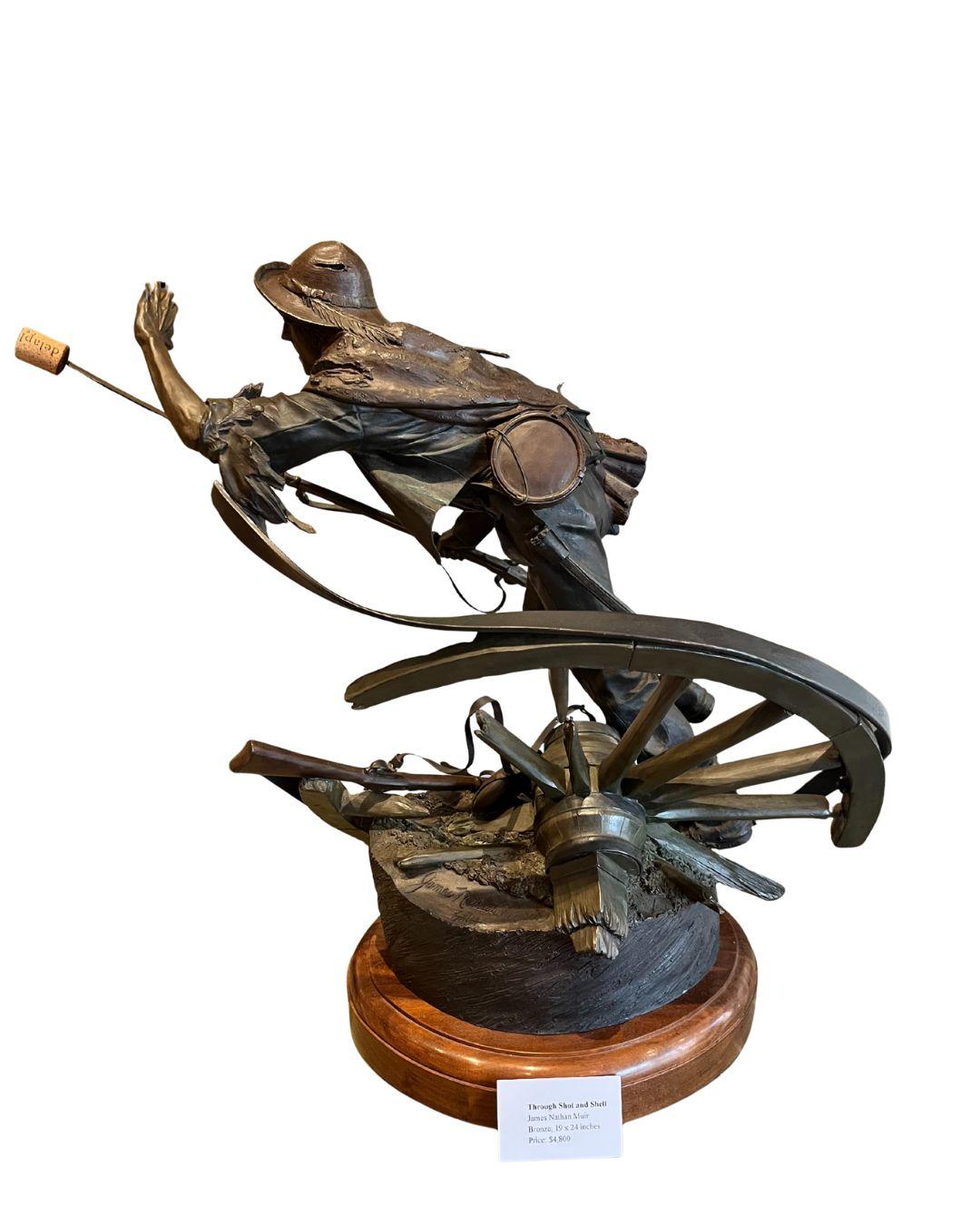 Through Shot and Shell de James Nathan Muir est une sculpture en bronze puissante et chargée d'émotion qui plonge le spectateur dans le chaos d'un champ de bataille de la guerre de Sécession. Muir, célèbre pour ses bronzes historiquement fondés et