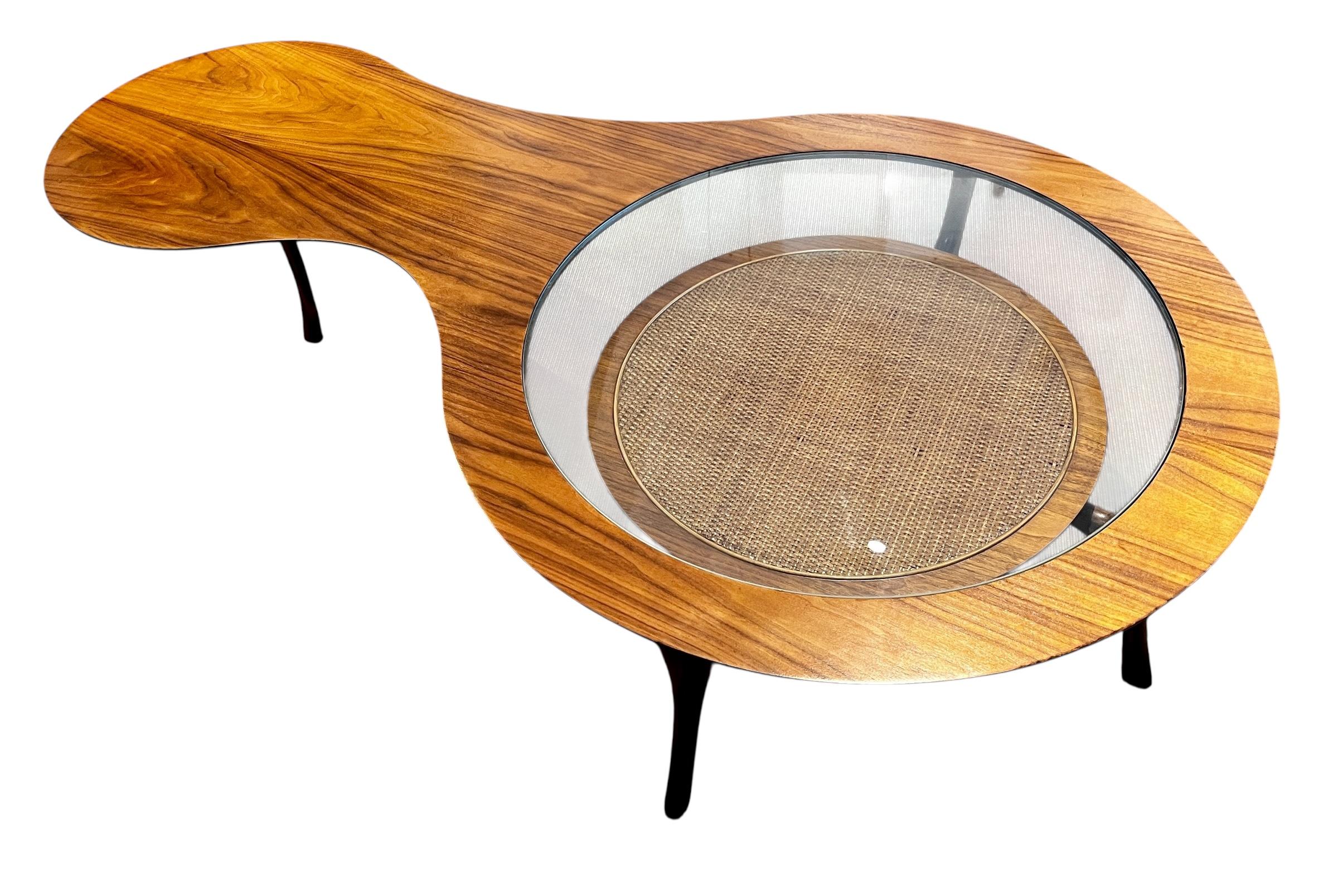 James Phillips Co. Inc. Freiform-Couchtisch aus Holz/Stangenholz mit Glaseinsatz.  Insgesamt toller Vintage-Zustand mit altersgerechter Abnutzung.  Zur Verstärkung der Tischbeine wurden kleine Reparaturen vorgenommen. An den Beinen sind keine