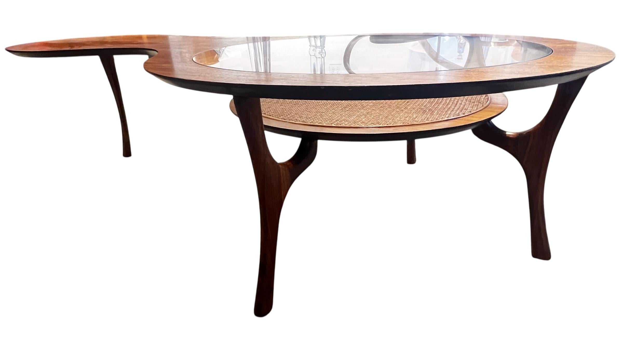 James Phillips Co. Inc. Freeform Wood/ Cane Couchtisch mit Glaseinsatz (Moderne der Mitte des Jahrhunderts) im Angebot