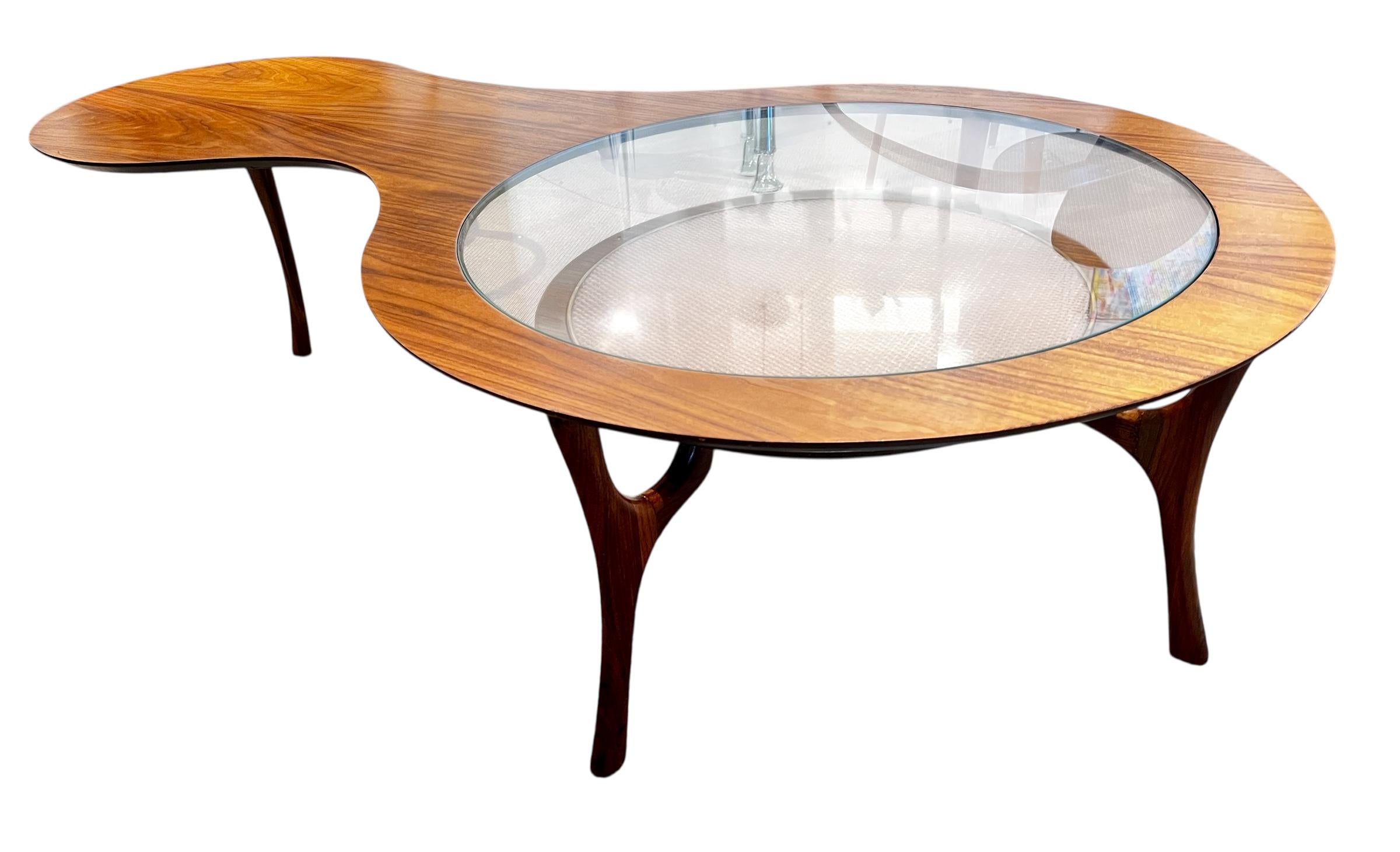 James Phillips Co. Inc. Freeform Wood/ Cane Couchtisch mit Glaseinsatz (amerikanisch) im Angebot