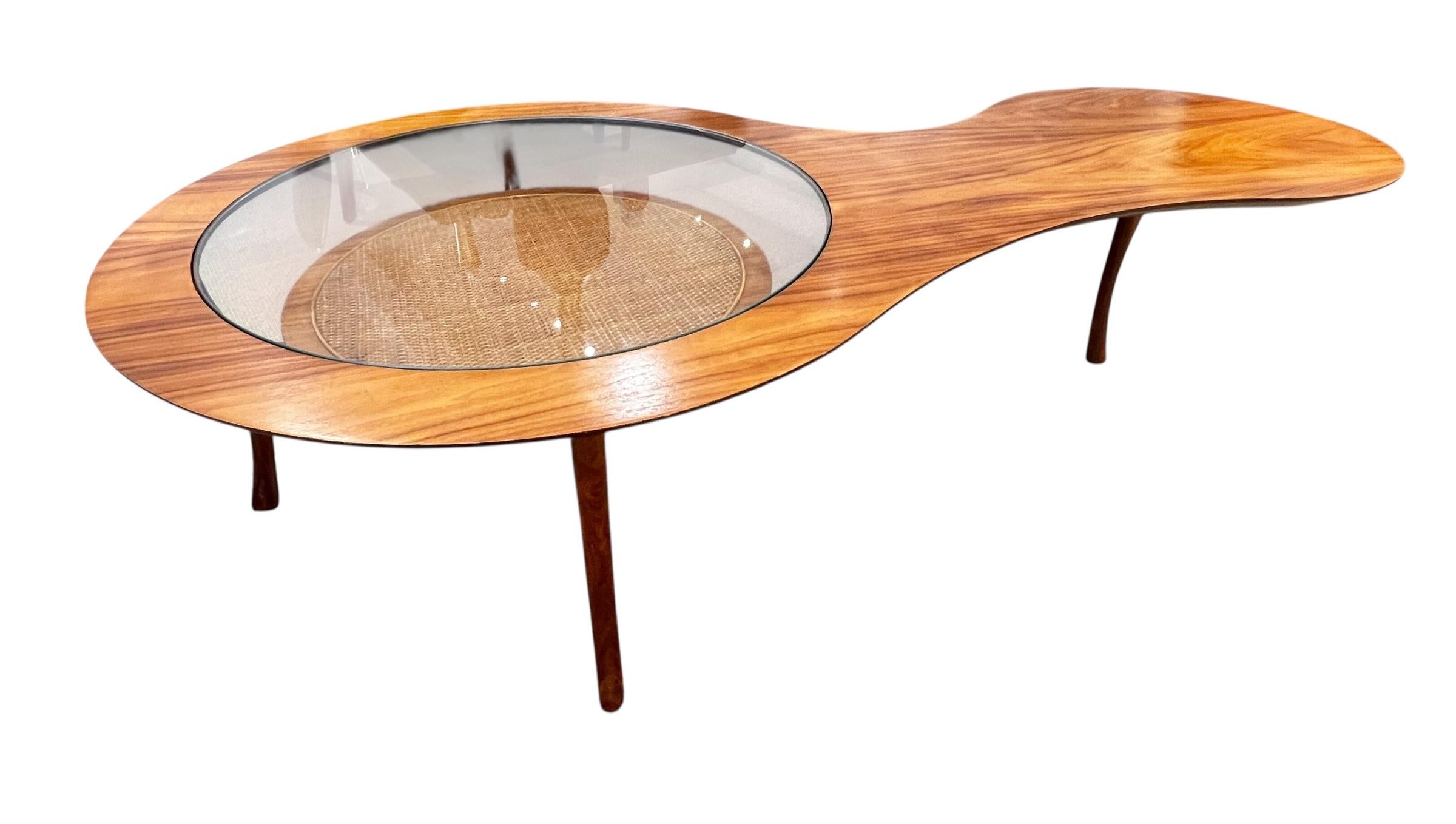 James Phillips Co. Inc. Freeform Wood/ Cane Couchtisch mit Glaseinsatz (20. Jahrhundert) im Angebot