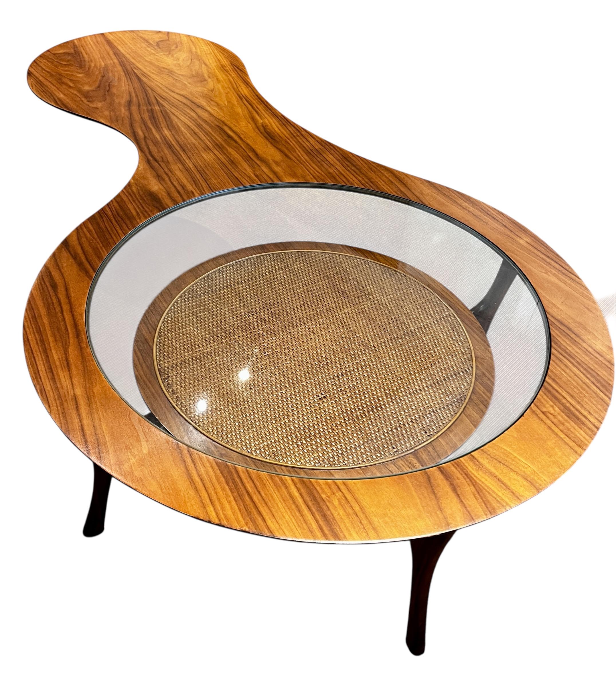 James Phillips Co. Inc. Freeform Wood/ Cane Couchtisch mit Glaseinsatz im Angebot 1