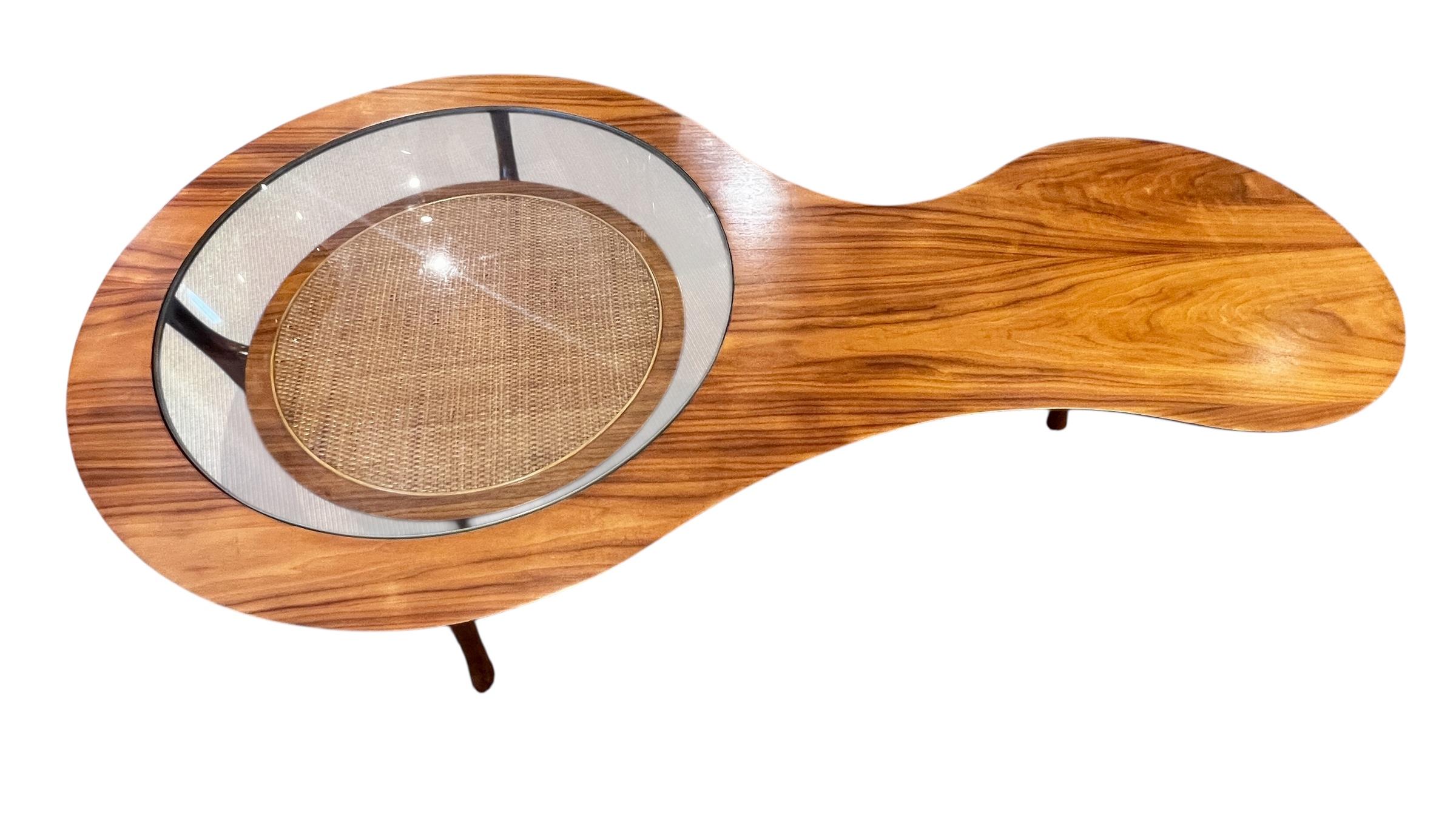 James Phillips Co. Inc. Freeform Wood/ Cane Couchtisch mit Glaseinsatz im Angebot 2
