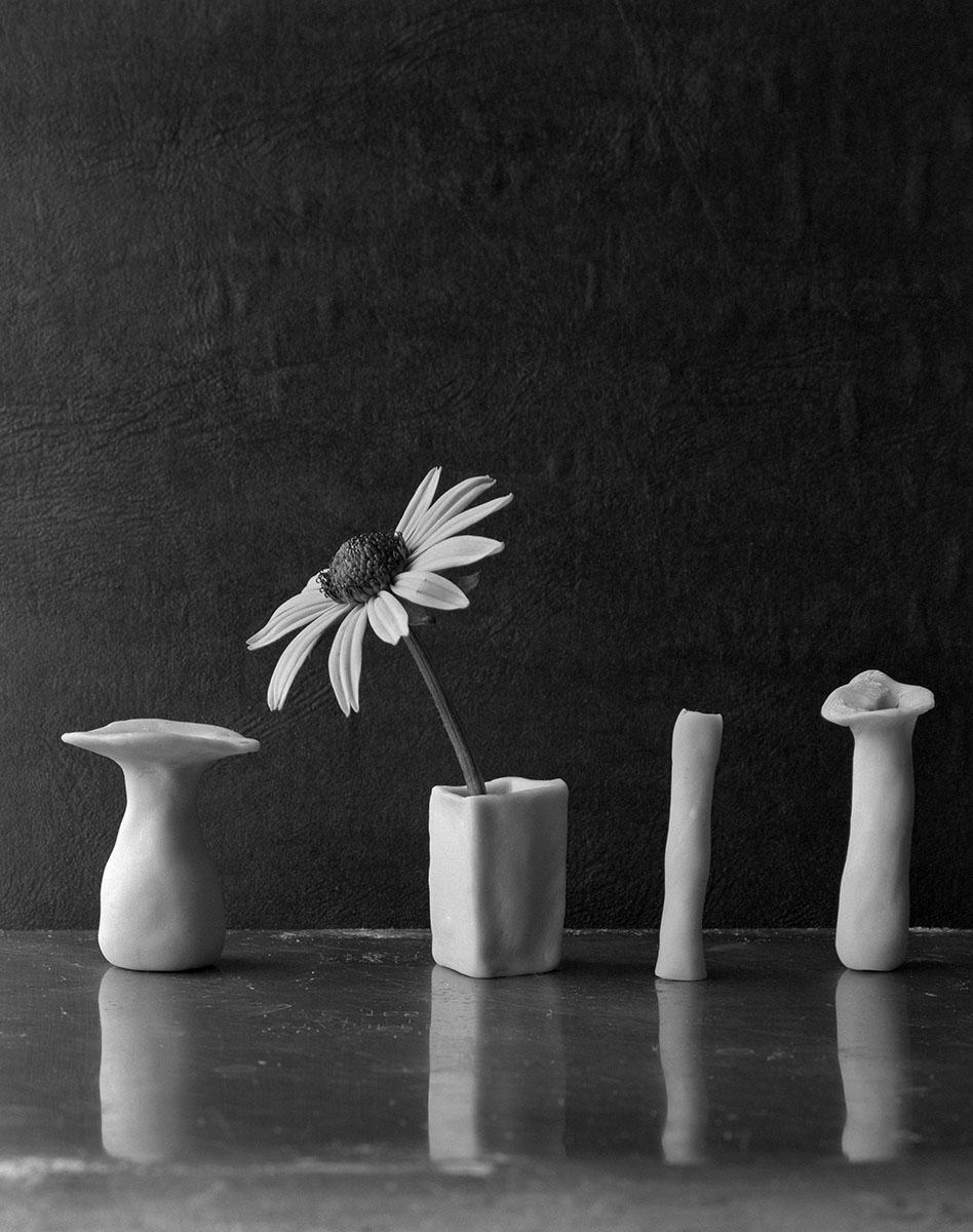 Vier plastische Vasen in zarten Gänseblümchenform 
