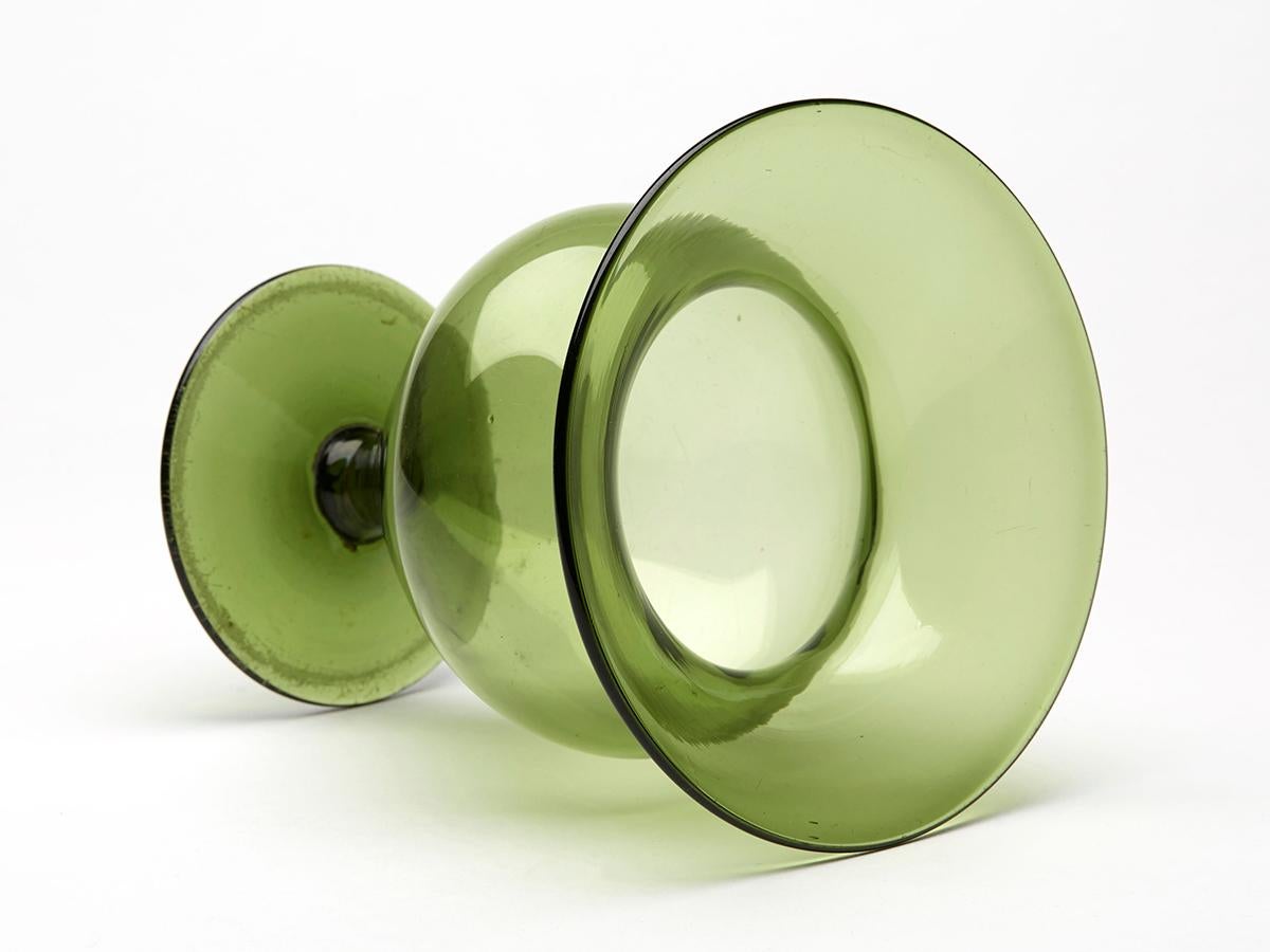 James Powell Jugendstil Vase aus grünem Glas in Knospenform (Arts and Crafts) im Angebot