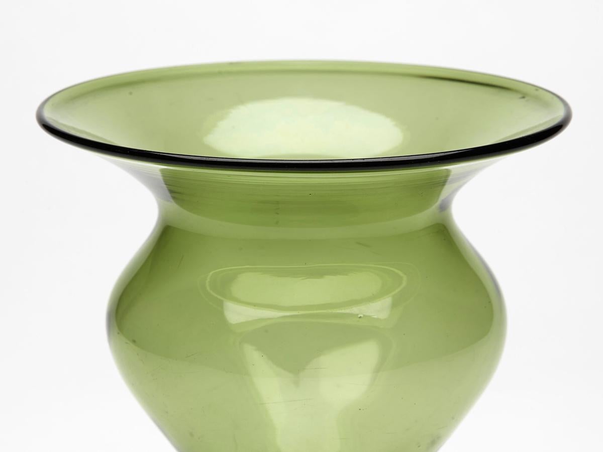 James Powell Jugendstil Vase aus grünem Glas in Knospenform (Englisch) im Angebot