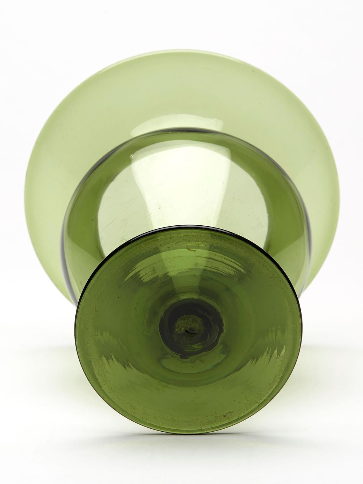 James Powell Jugendstil Vase aus grünem Glas in Knospenform im Zustand „Gut“ im Angebot in Bishop's Stortford, Hertfordshire