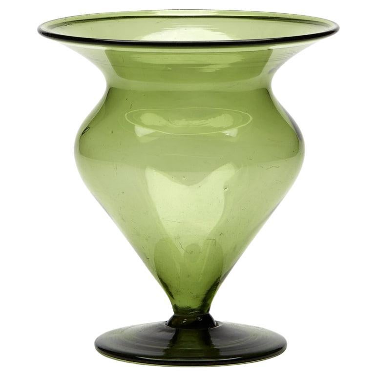James Powell Jugendstil Vase aus grünem Glas in Knospenform im Angebot