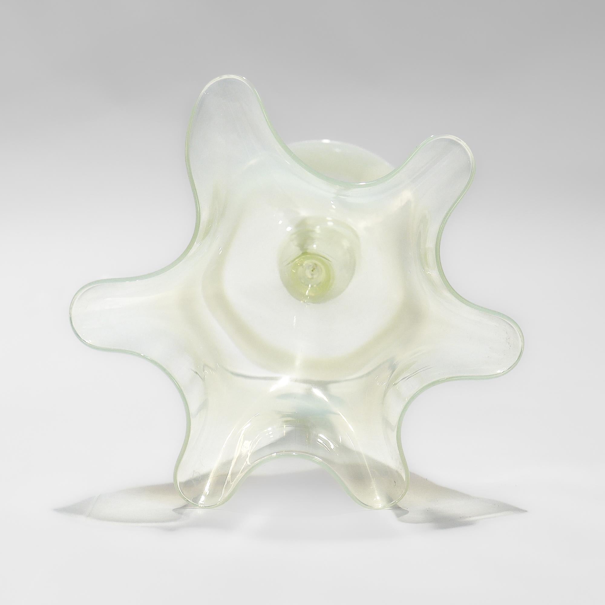 James Powell & Sons for Whitefriars Straw Opal Glass Twist Stem Vase or Goblet (Vase ou gobelet à pied torsadé) en vente 3
