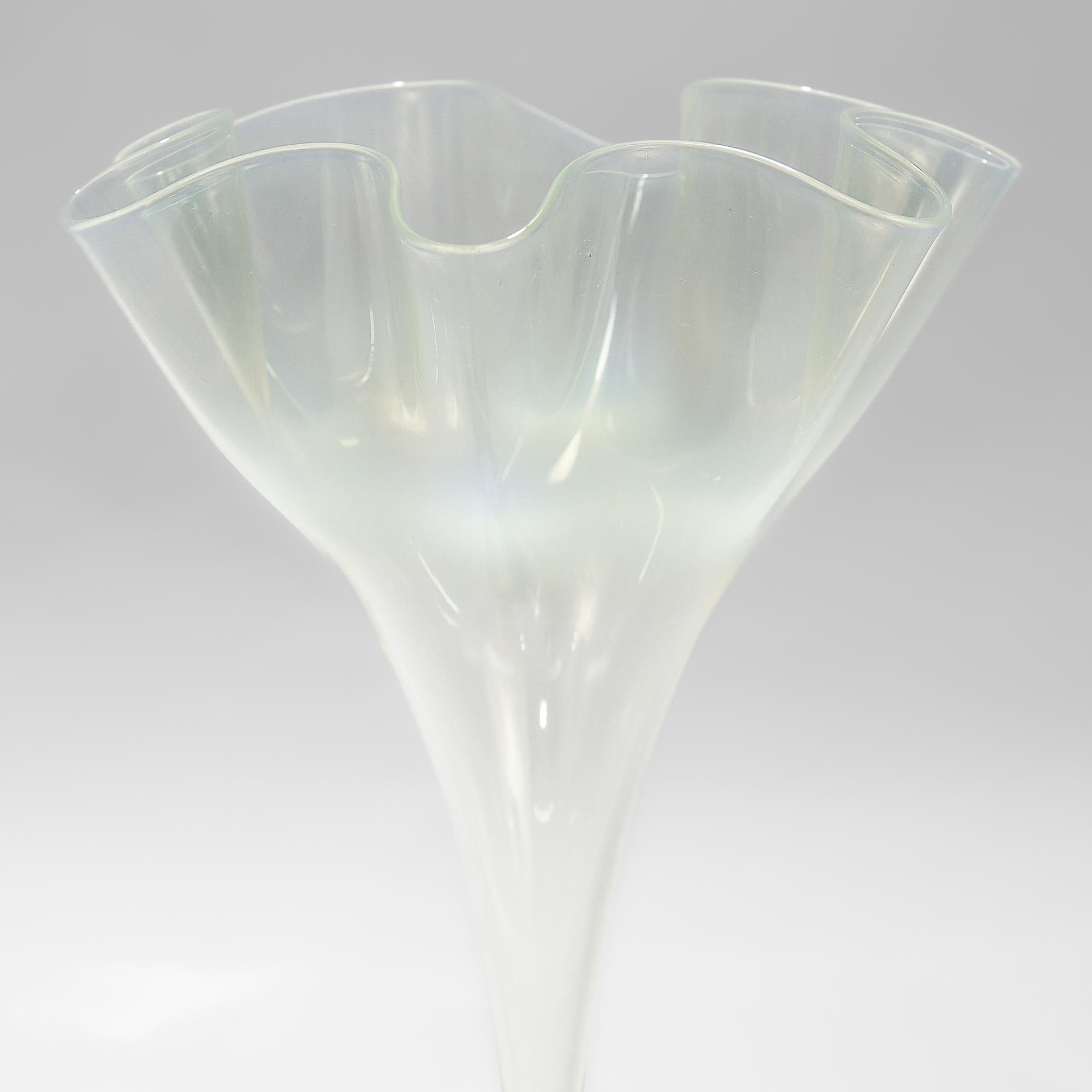 James Powell & Sons for Whitefriars Straw Opal Glass Twist Stem Vase or Goblet (Vase ou gobelet à pied torsadé) en vente 4