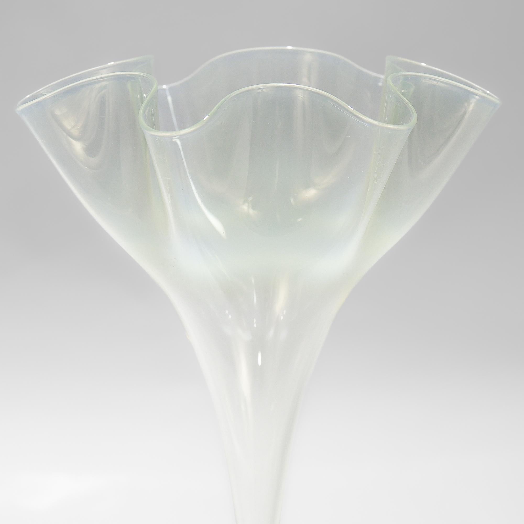 James Powell & Sons for Whitefriars Straw Opal Glass Twist Stem Vase or Goblet (Vase ou gobelet à pied torsadé) en vente 5