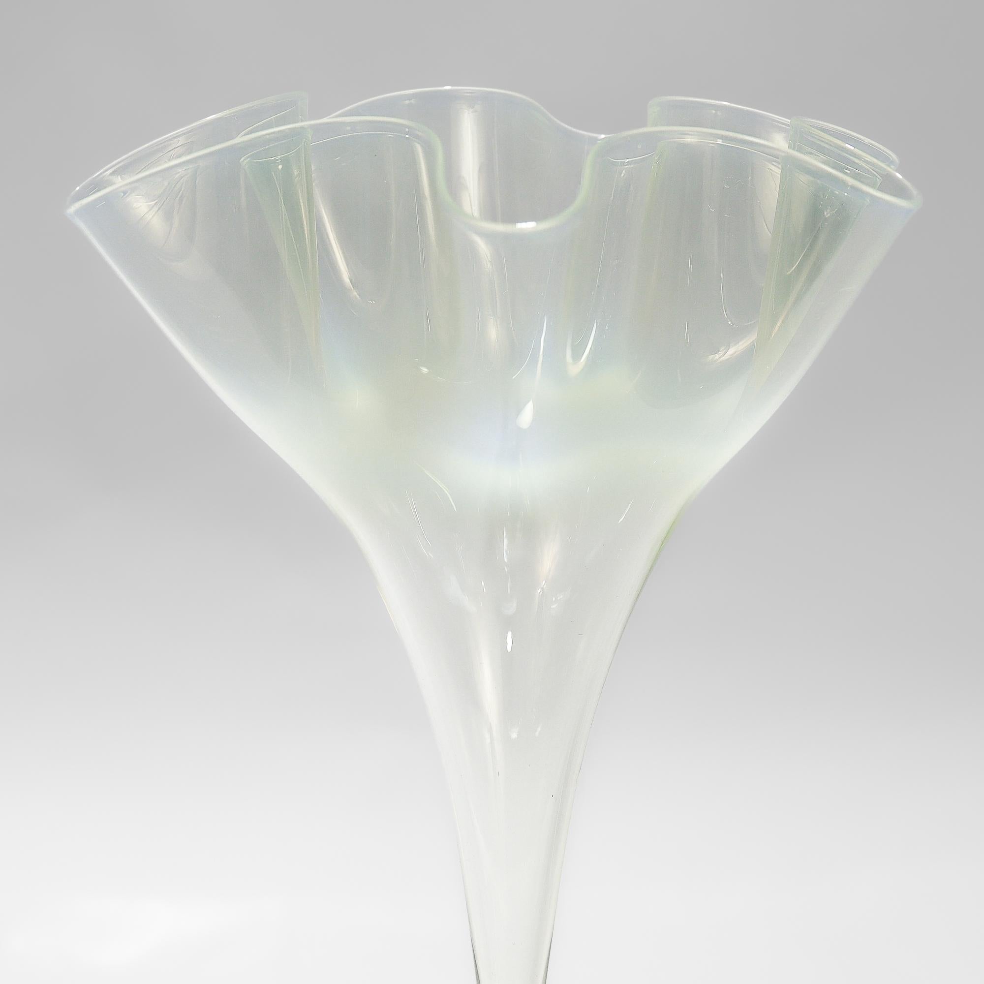 James Powell & Sons for Whitefriars Straw Opal Glass Twist Stem Vase or Goblet (Vase ou gobelet à pied torsadé) en vente 6