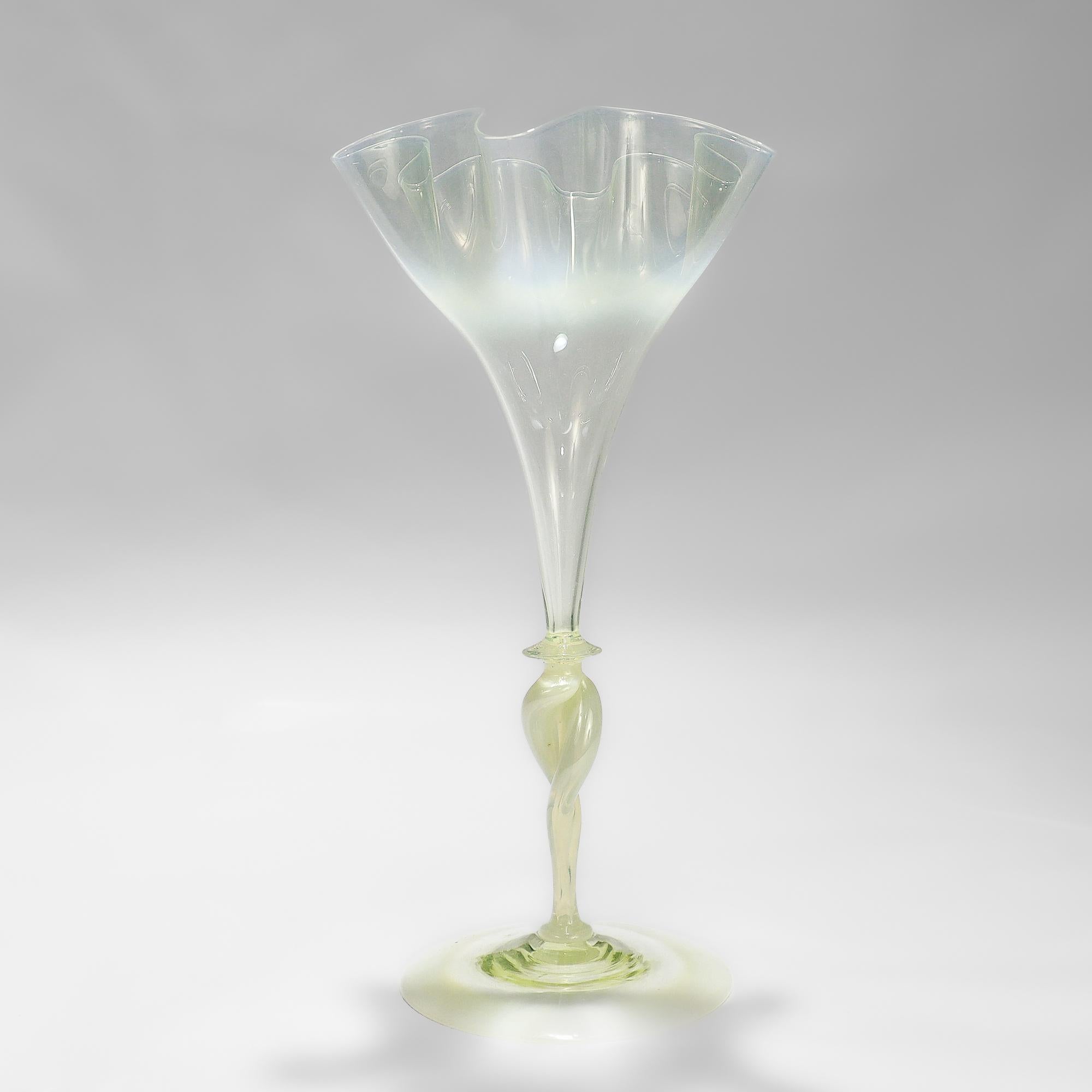 James Powell & Sons for Whitefriars Straw Opal Glass Twist Stem Vase or Goblet (Vase ou gobelet à pied torsadé) en vente 8