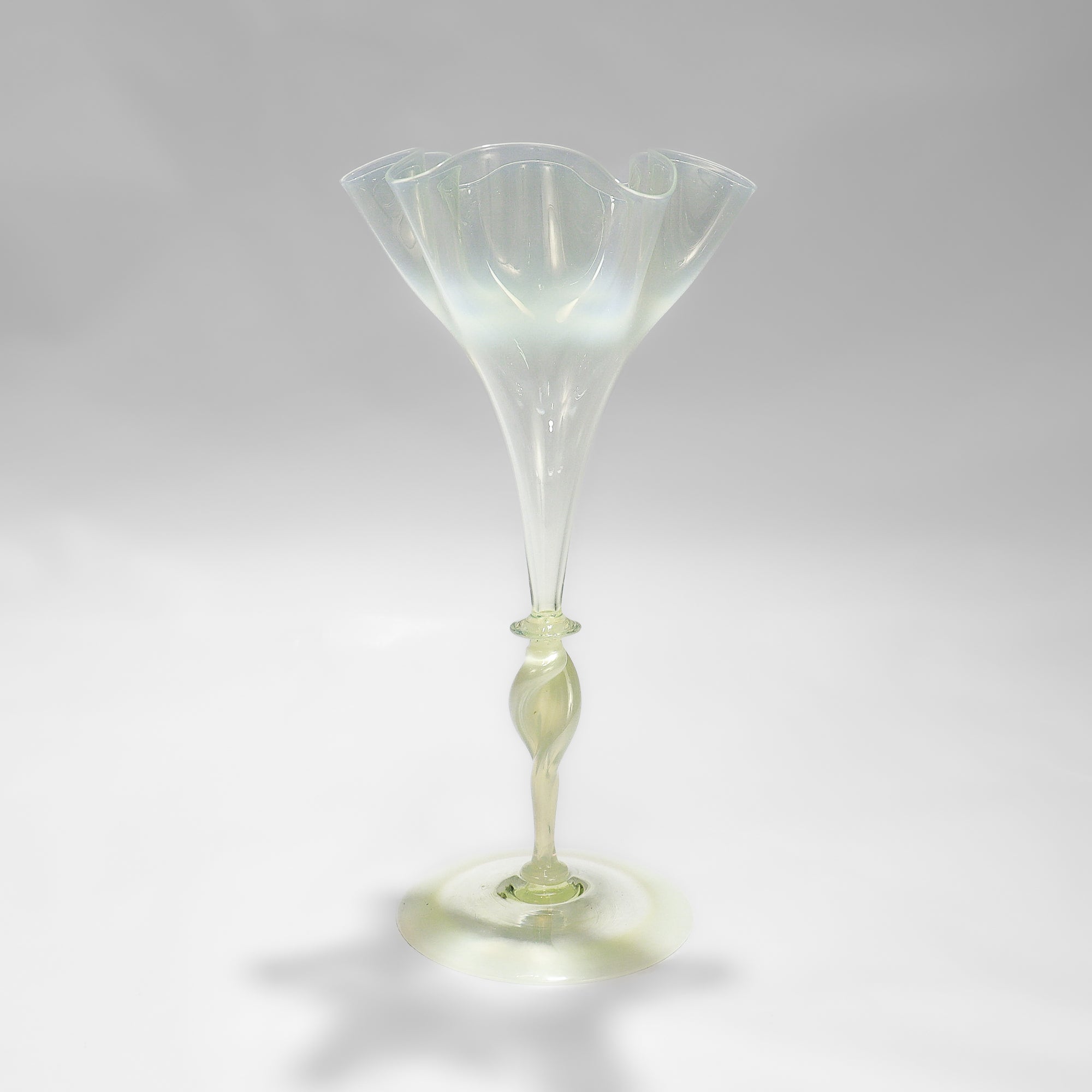 Un beau vase en verre de l'époque victorienne ou une tige de vin.

Par Harry Powell pour James Powell & Sons, Whitefriars.

Date d'environ 1890.

En verre opale paille, avec un pied gaufré fin, une tige torsadée ou en spirale, et un corps en forme