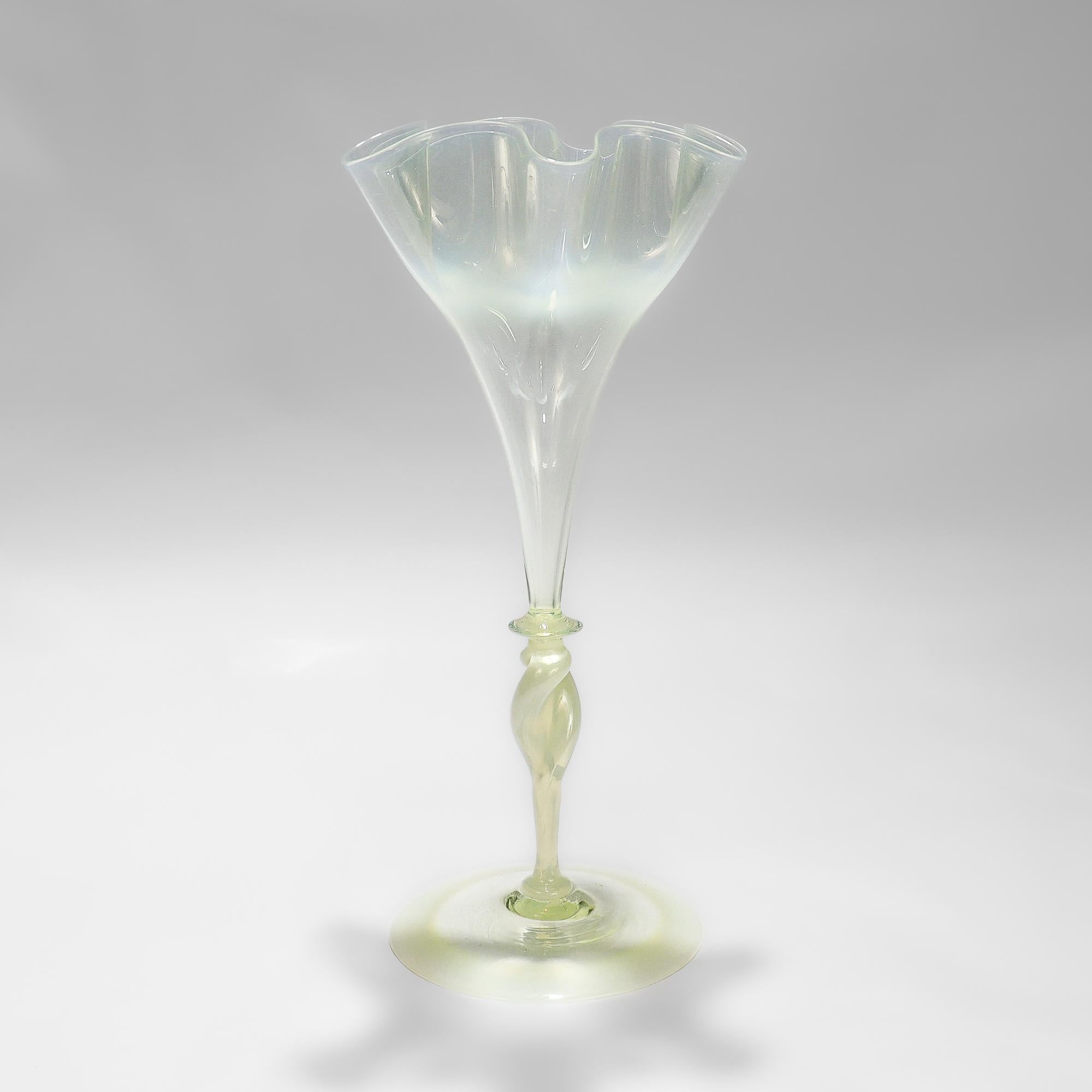 Britannique James Powell & Sons for Whitefriars Straw Opal Glass Twist Stem Vase or Goblet (Vase ou gobelet à pied torsadé) en vente