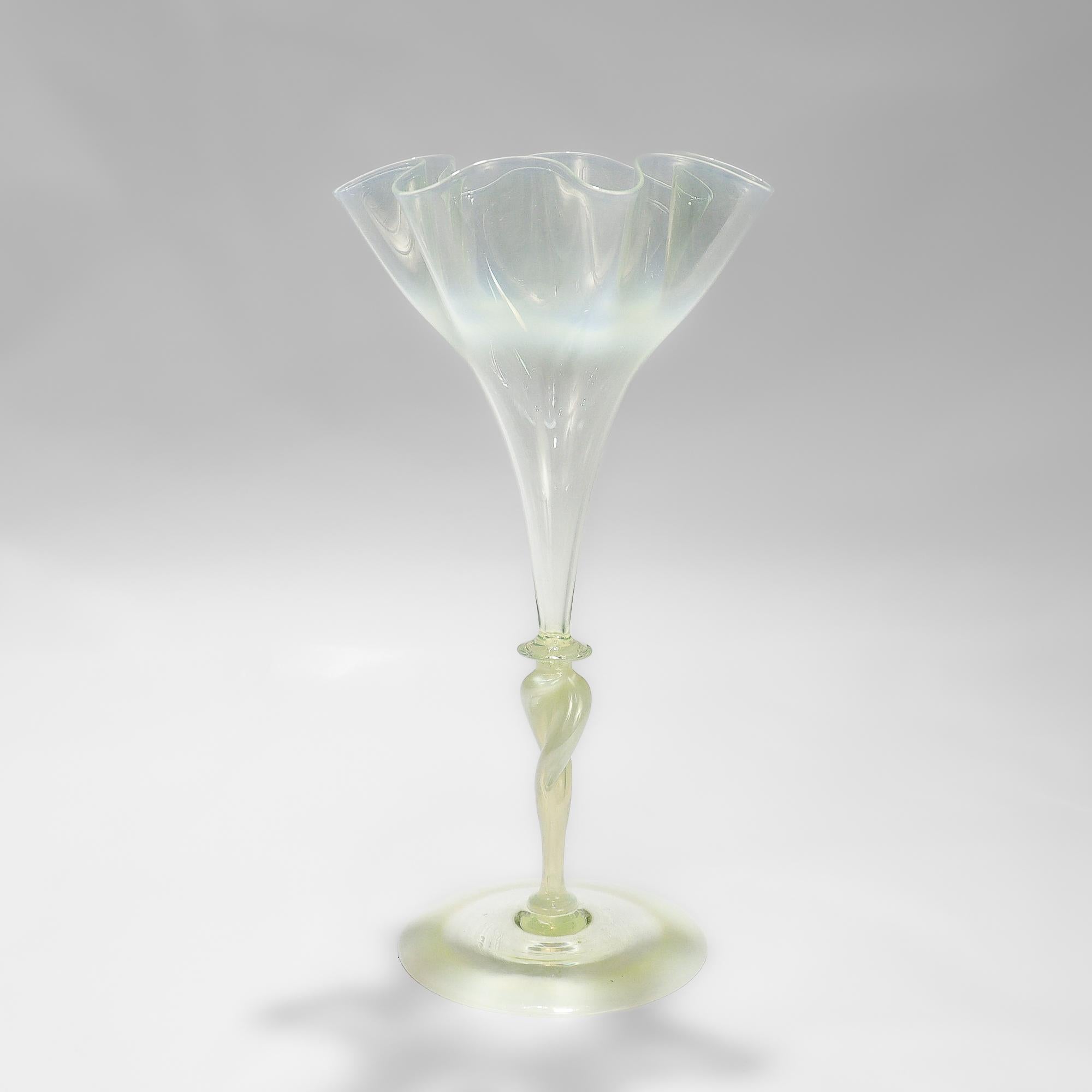 James Powell & Sons for Whitefriars Straw Opal Glass Twist Stem Vase or Goblet (Vase ou gobelet à pied torsadé) Bon état - En vente à Philadelphia, PA