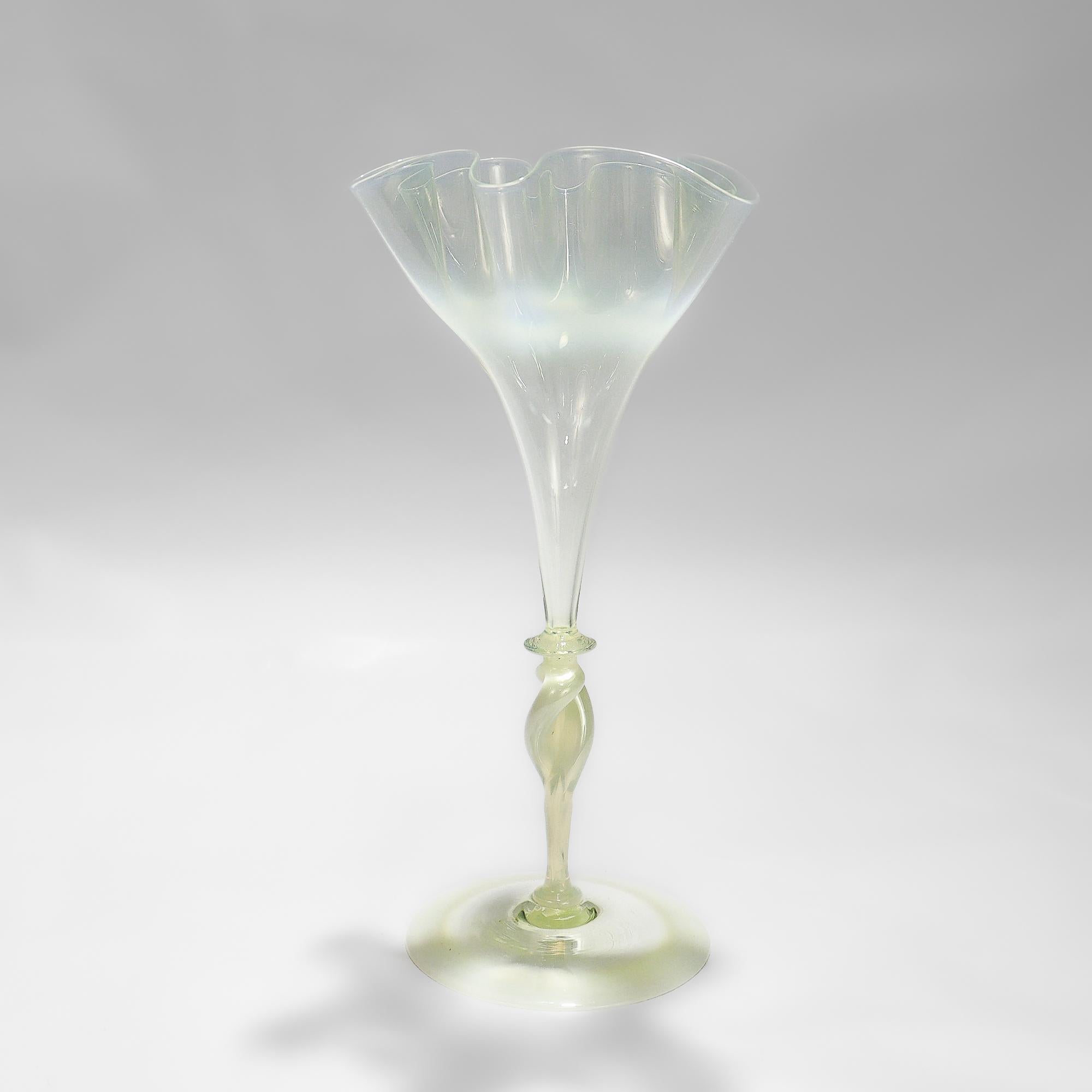 XIXe siècle James Powell & Sons for Whitefriars Straw Opal Glass Twist Stem Vase or Goblet (Vase ou gobelet à pied torsadé) en vente
