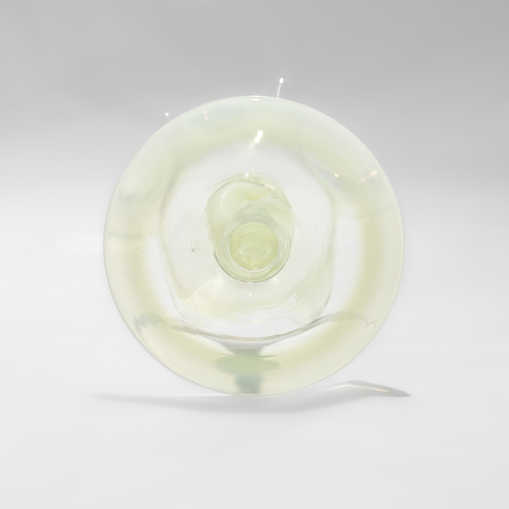 James Powell & Sons for Whitefriars Straw Opal Glass Twist Stem Vase or Goblet (Vase ou gobelet à pied torsadé) en vente 1