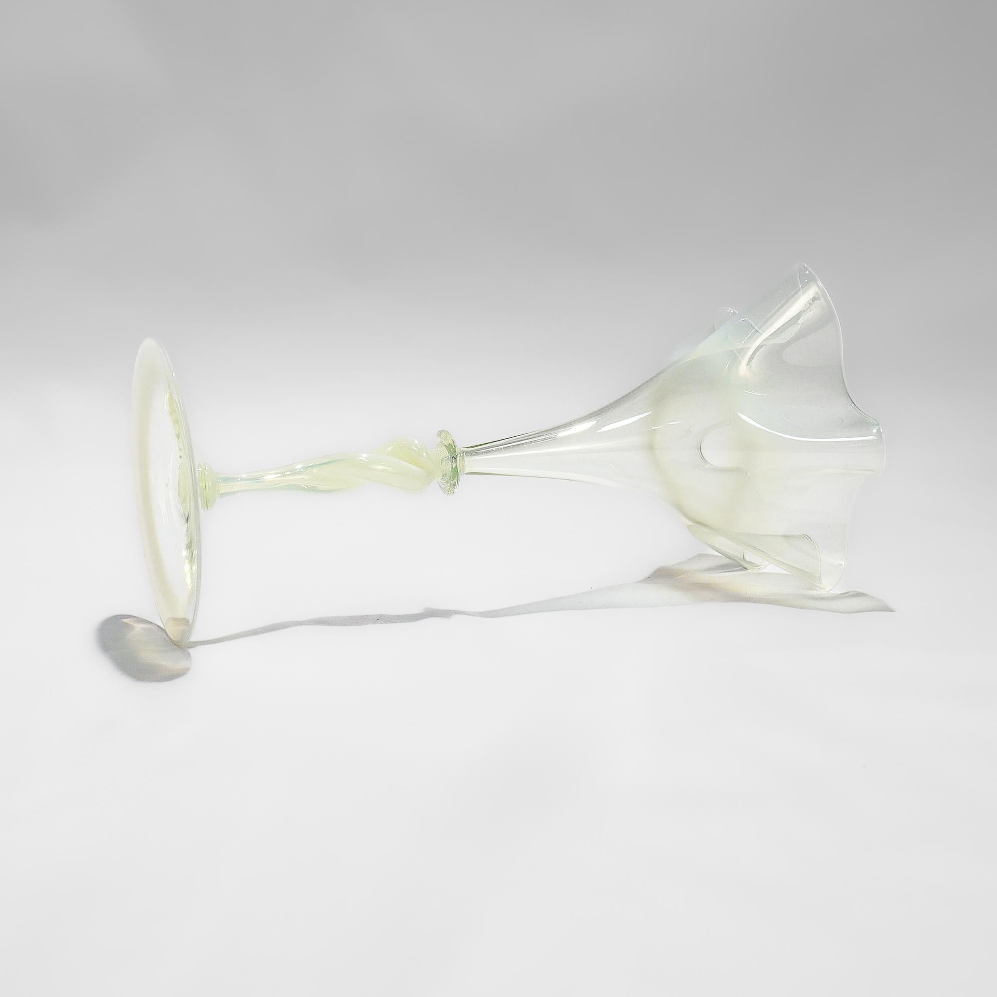 James Powell & Sons for Whitefriars Straw Opal Glass Twist Stem Vase or Goblet (Vase ou gobelet à pied torsadé) en vente 2