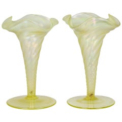 Paire de vases en ouraline jaune opalescent de James Powell & Sons 