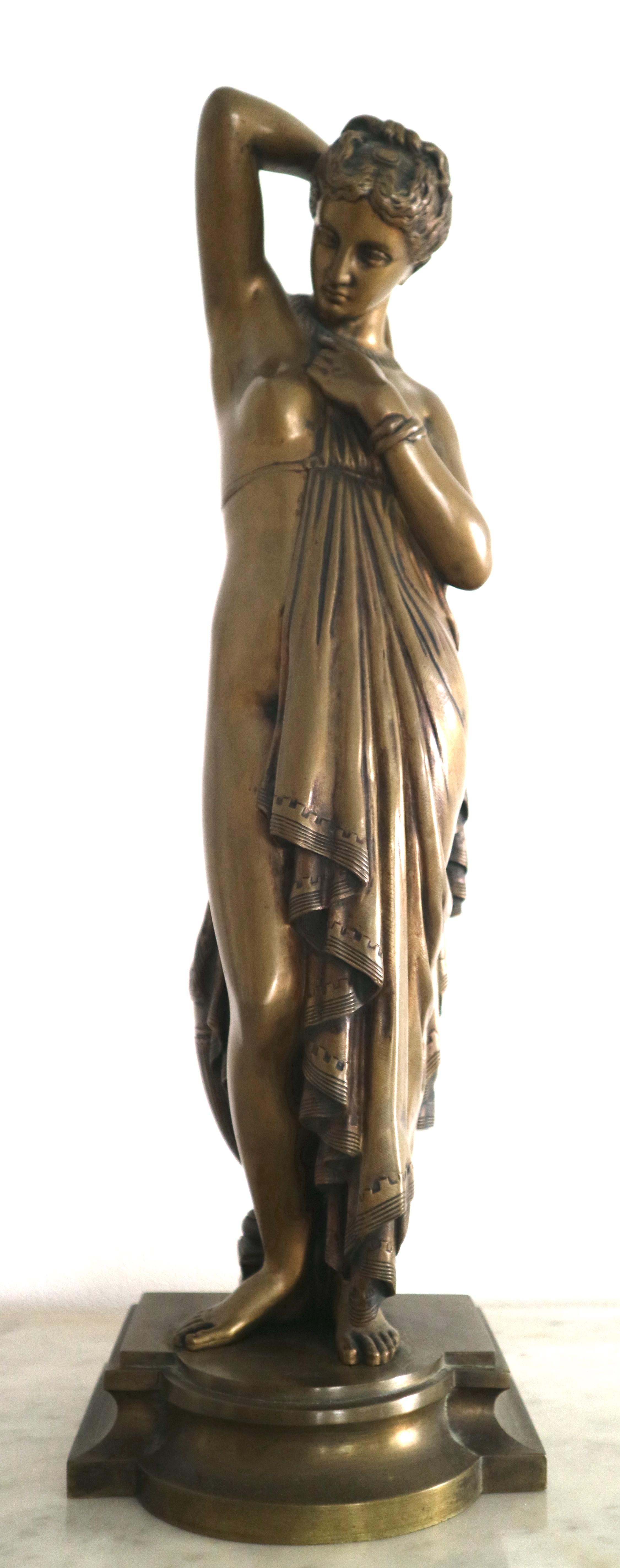 Phryne von James Pradier 1790-1852

Schöne Bronze, die "Phryne" eine sehr hübsche Kurtisane des antiken Griechenlands mit seinem Peplo bedeckt.

Stempel von Susse frères, signiert auf der Terrasse "Pradier".

Phryne (ca. 371 v. Chr. - nach 316 v.