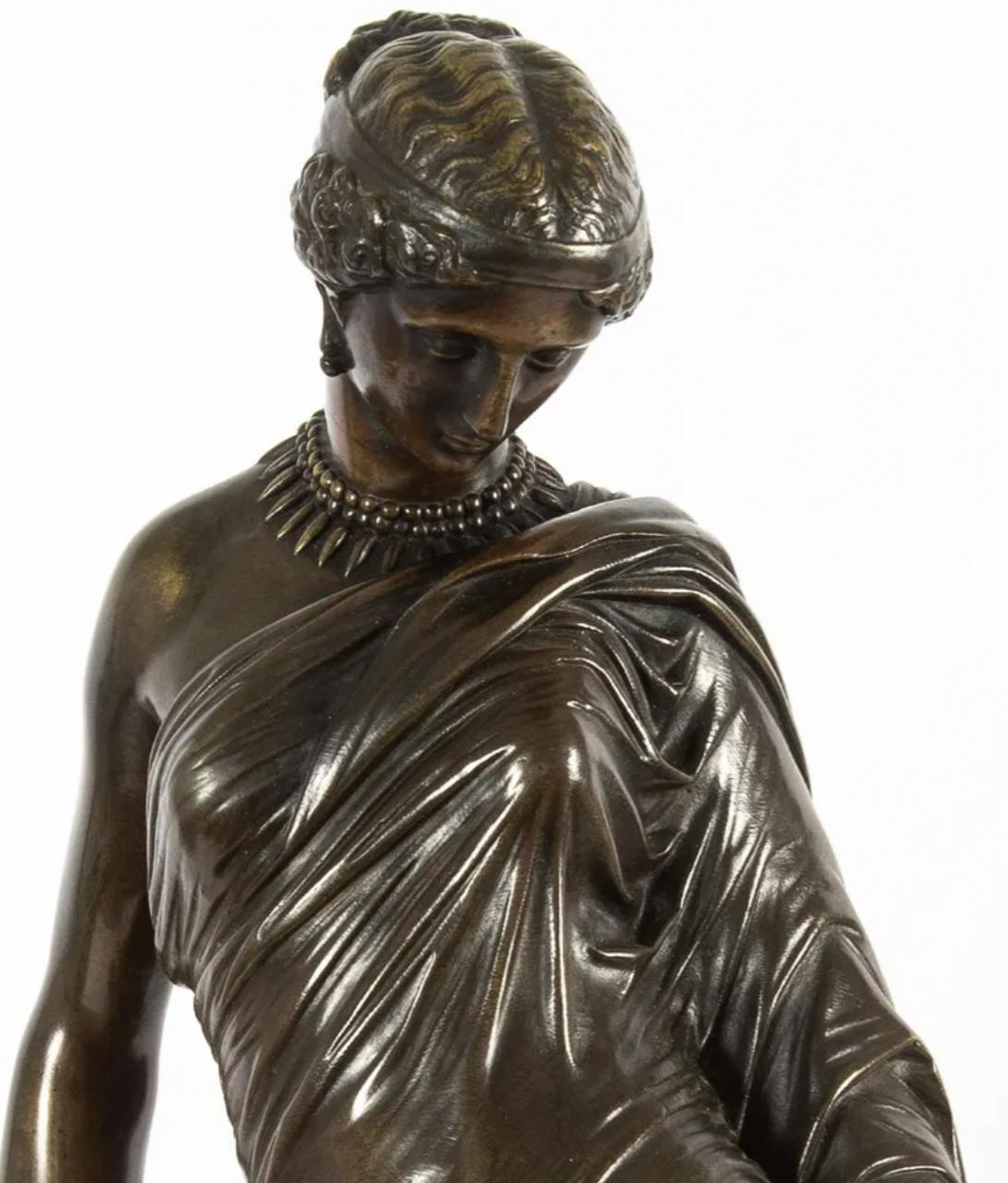 Saffo appoggiata a una colonna con la lira di Pradier in bronzo francese - Sculpture di James Pradier 