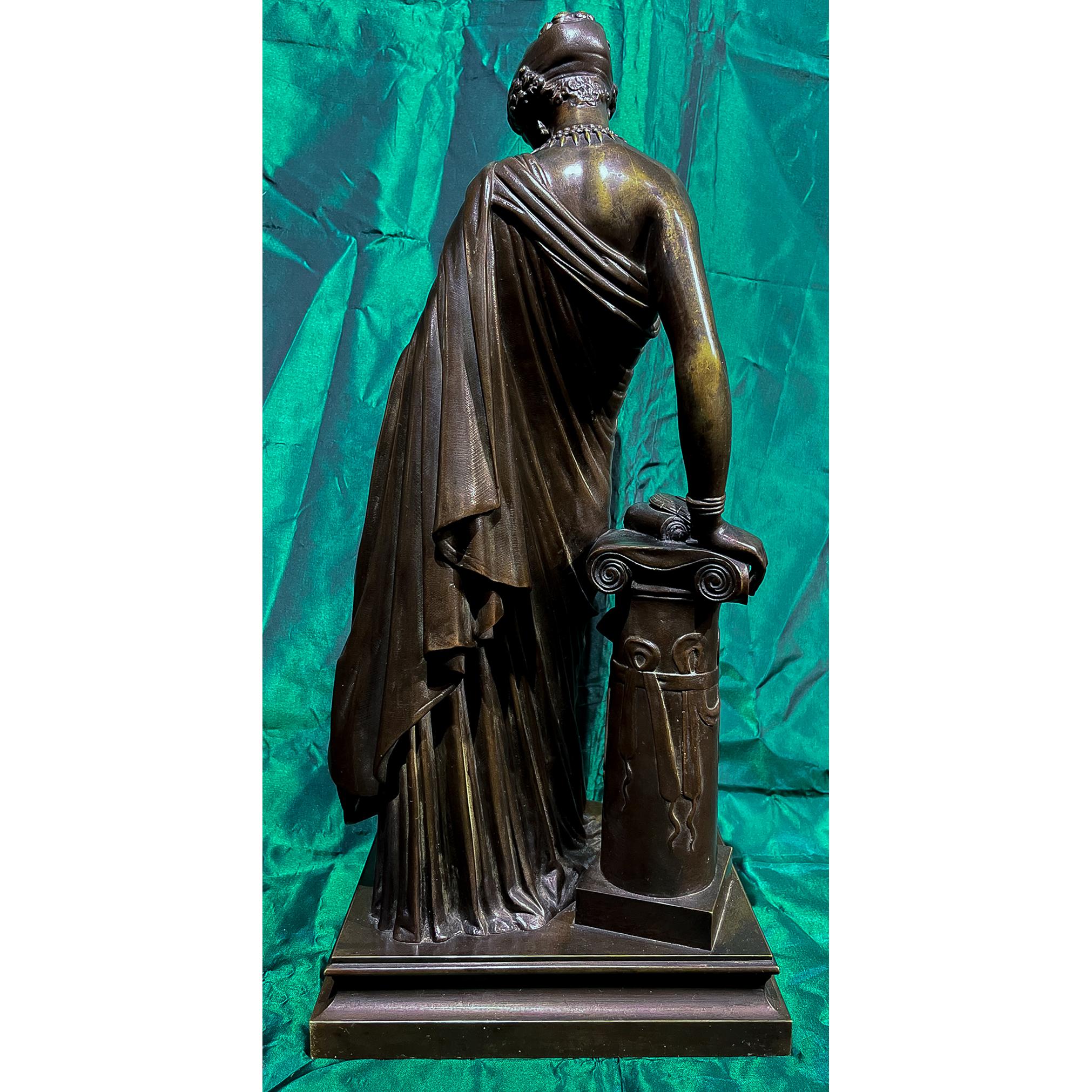 Bronzo francese raffigurante Saffo appoggiata a una colonna con in mano la sua lira di tartaruga, patina marrone originale intatta. 

Artista: Jean Jacques Pradier (Svizzera 1790-1852), 

Firmato 