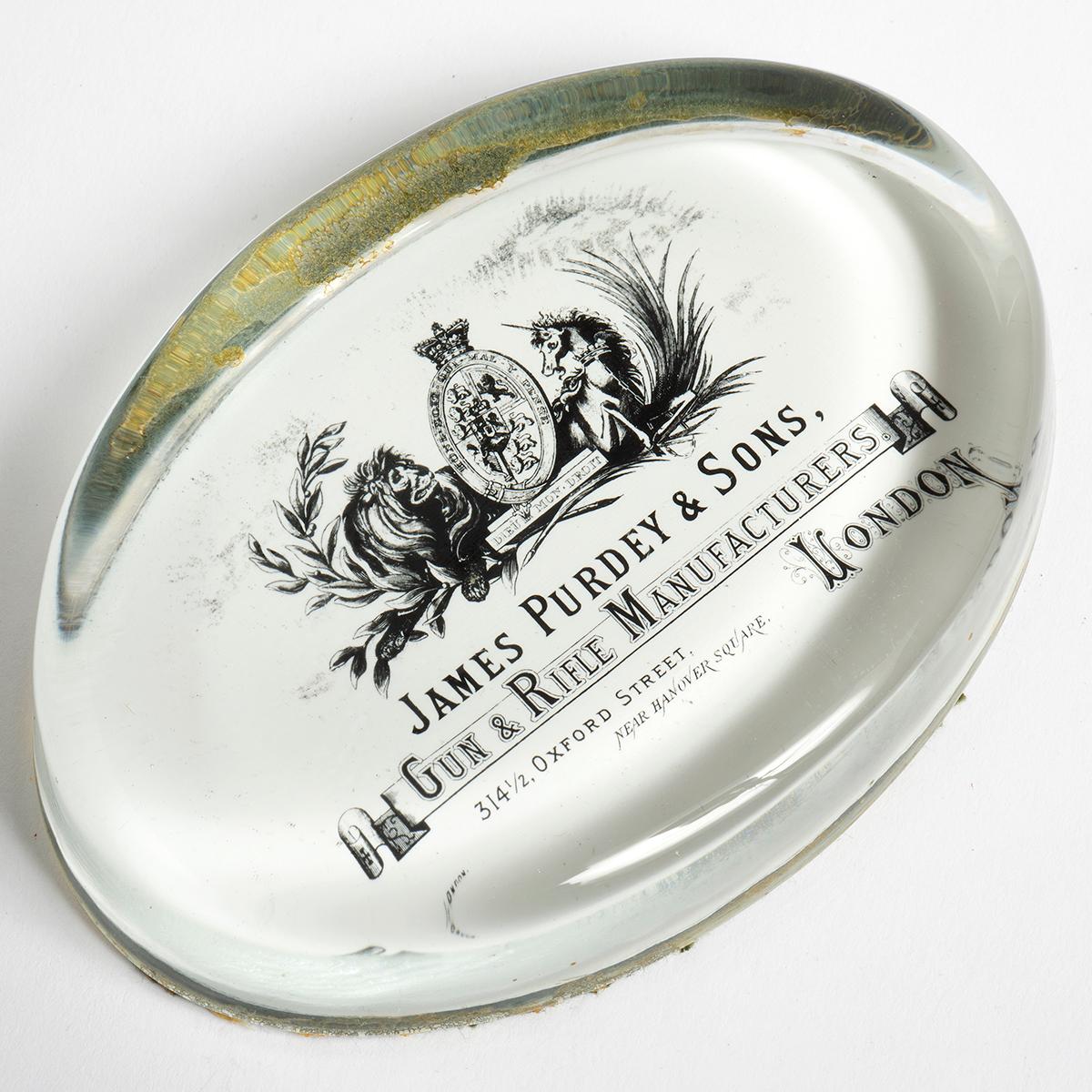 Unsere Vintage James Purdey & Söhne Glas Briefbeschwerer ist in ausgezeichnetem Zustand mit einigen altersbedingten Verschleiß präsentiert und hat einen James Purdey Aufkleber auf der Basis. Komplett mit Präsentationsbox signiert James Purdey &