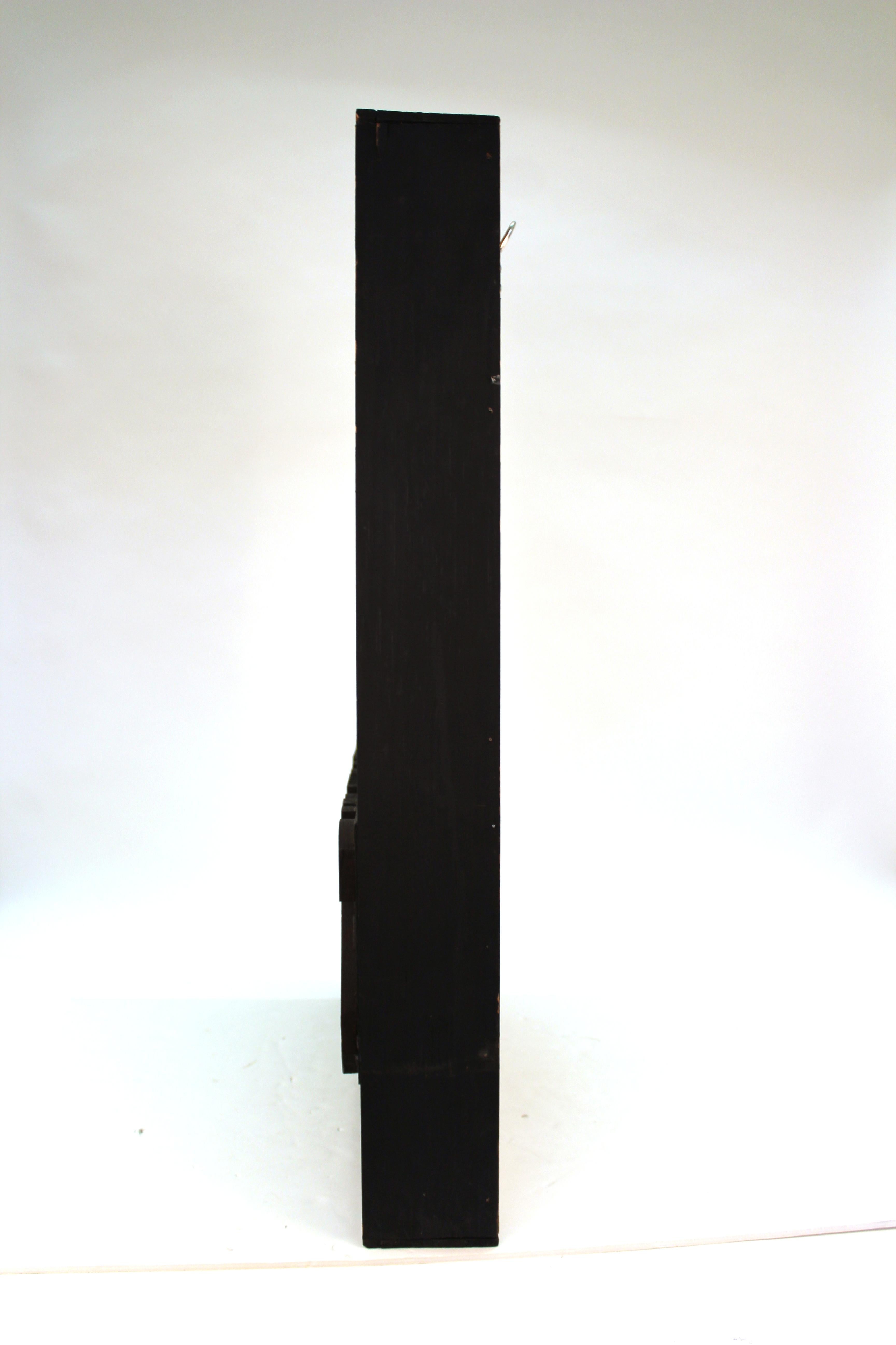 Skulpturenschild „Scorpio“ aus Holz, Galerie Zodiac „Scorpio“, James Russell im Angebot 5