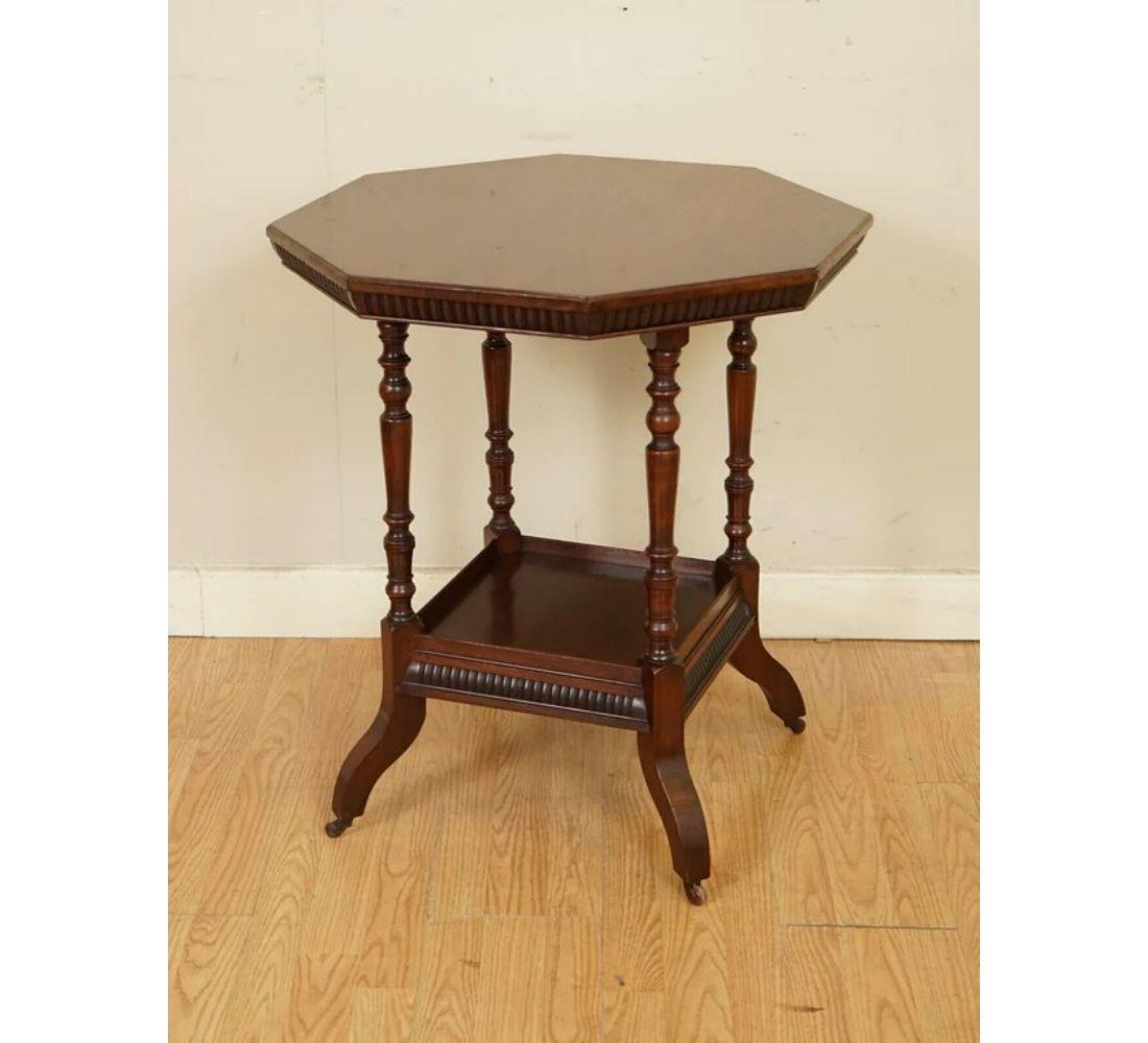 Wir freuen uns, Lovely James Schoolbred Octagonal Occasional Side End Table zum Verkauf anbieten zu können.

In den 1880er Jahren hatte Jas Shoolbred so stark expandiert, dass das Geschäft in größere Räumlichkeiten umziehen musste und zu einem der