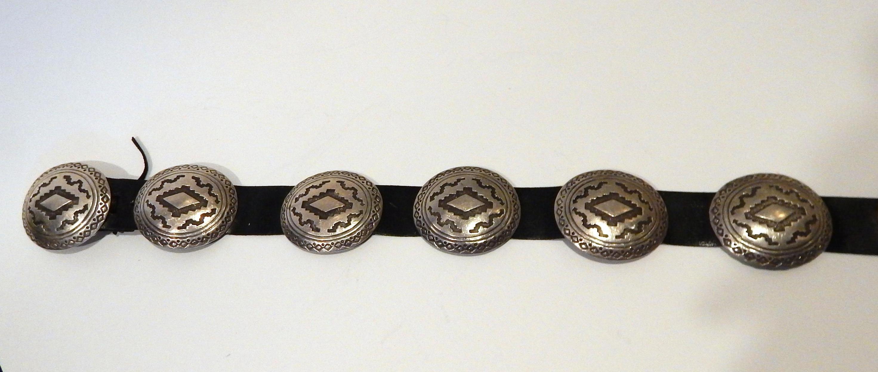 Cette ceinture Concho a été créée par l'orfèvre navajo James Shay.
Il comporte 8 conchos en argent sterling, y compris la boucle, avec un travail d'estampage à la main.
La boucle est clairement poinçonnée 