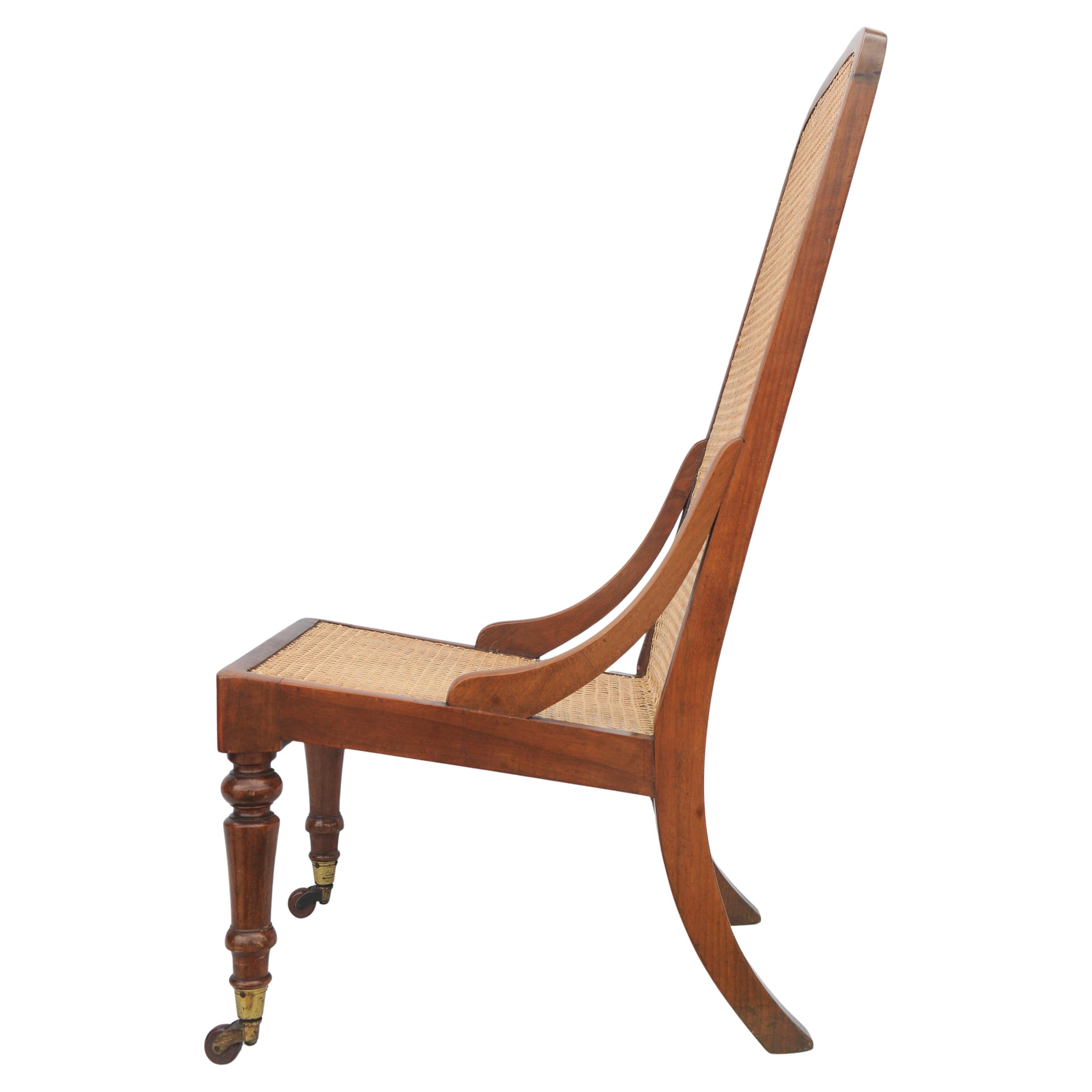 Chaise basse de bibliothèque victorienne en bouleau avec siège en rotin, pieds tournés à l'arrière et roulettes d'origine en porcelaine brune par James Shoolbred de Londres.

Réputé pour la qualité de ses meubles anglais, James Shoolbred, de