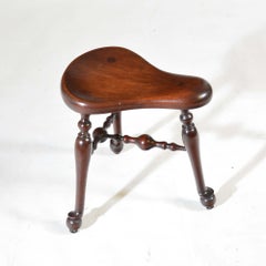 Sgabello da combattimento per galli a tre gambe di James Shoolbred in noce