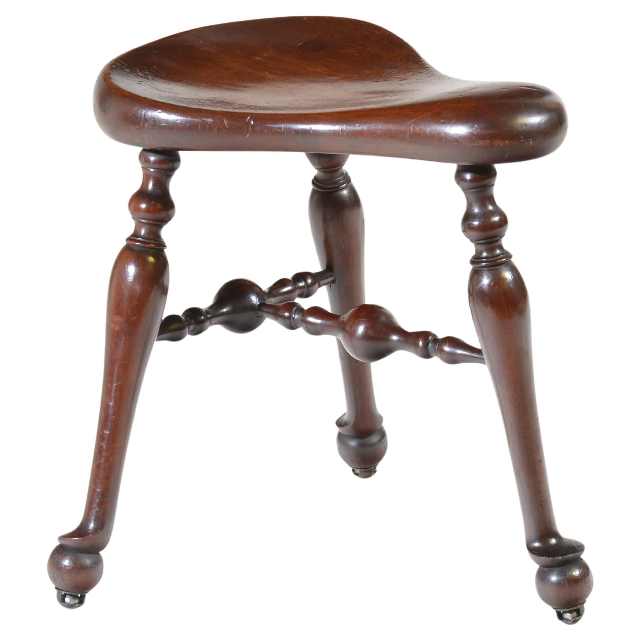 Tabouret de combat de coqs à trois pieds en noyer de James Shoolbred