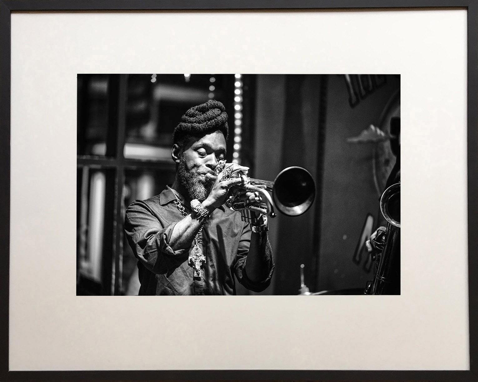 Un momento con Mario di James Sparshatt. Fotografia in BW di un suonatore di tromba jazz in vendita 2