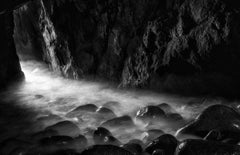 Il dominio di Aodh di James Sparshatt.  Palladrium Platinum BW Stampa di una grotta