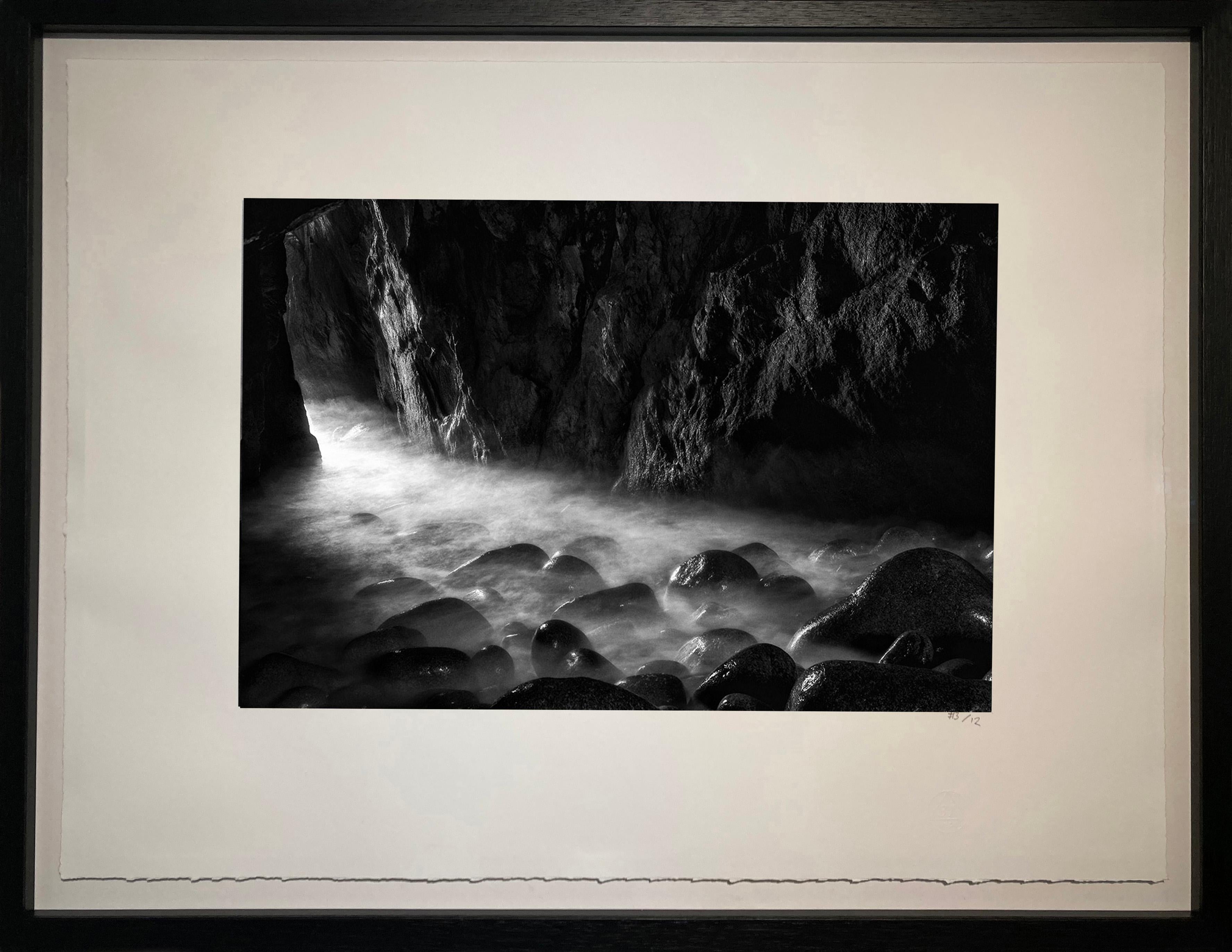 Il dominio di Aodh, il regno del Dio celtico degli inferi.  Le onde si infiltrano nella grotta e creano un mondo di mistero.

I paesaggi in bianco e nero di James Sparshatt hanno una bellezza eterea.  Sono momenti in cui la forma naturale della
