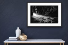 Il dominio di Aodh -  Fotografia BW al platino palladio di onde in una grotta in Irlanda