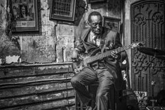 Bluesman auf Beale von James Sparshatt. Gerahmter Fotodruck aus Silber-Gelatine