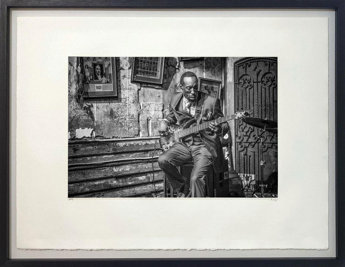 Bluesman on Beale di James Sparshatt.  Stampa al platino di un chitarrista blues