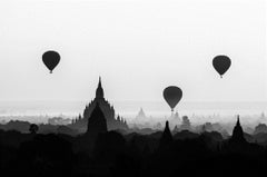 Dawn Over Bagan von James Sparshatt.  Archivalistischer Druck mit Holzrahmen, 2011