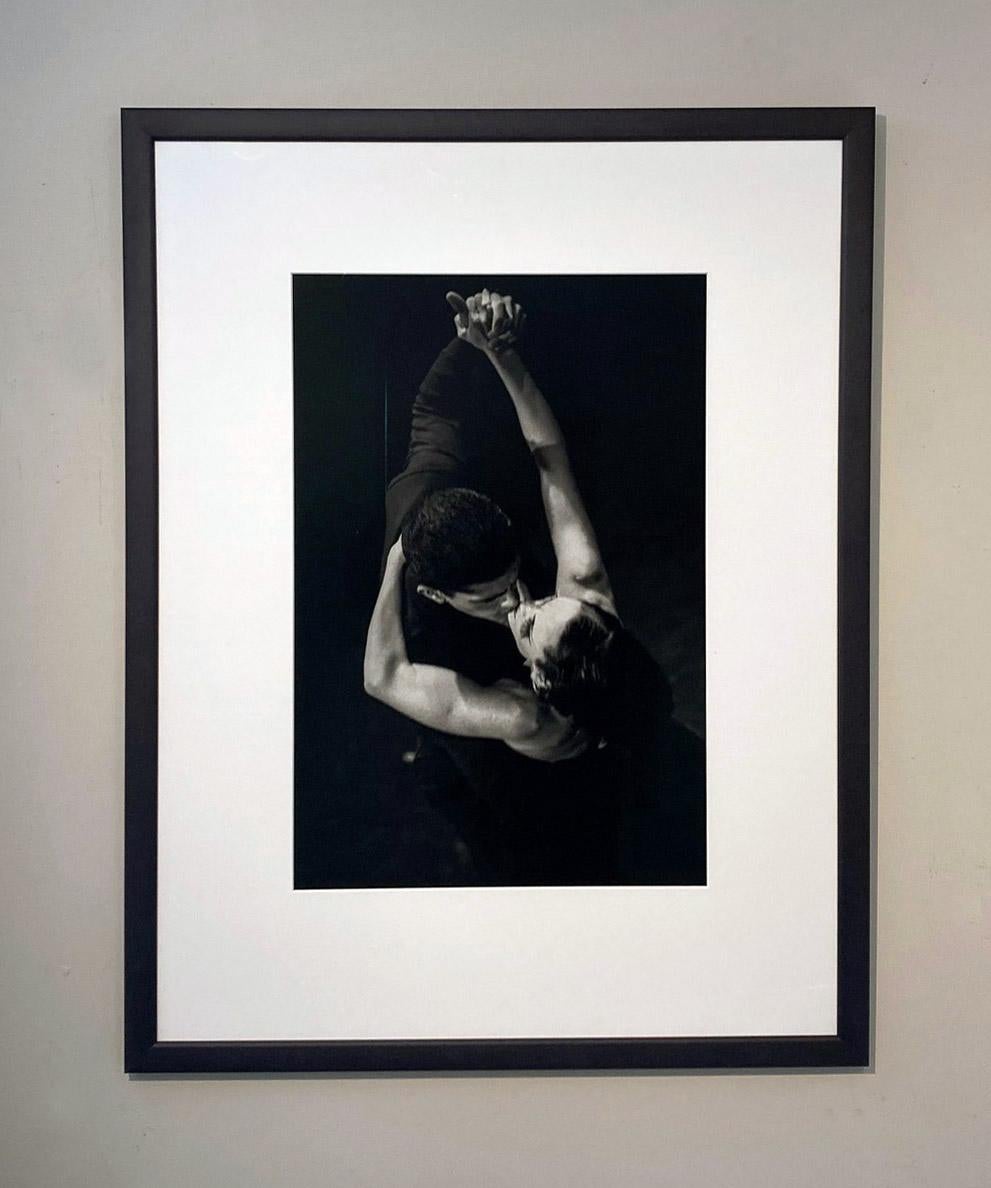El Beso de James Sparshatt. Fotografía enmarcada en gelatina de plata baritada. en venta 2