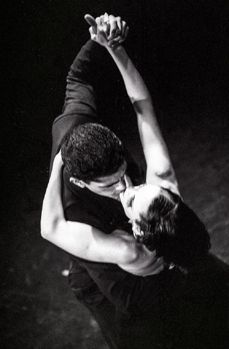 Eine flüchtige Berührung der Lippen auf einer Tango-Tanzfläche
James Sparshatts Fotografien von Musik und Tanz fangen die Emotionen und die Intensität von Menschen ein, die sich im Rhythmus des Augenblicks verlieren.
Die Arbeiten sind als