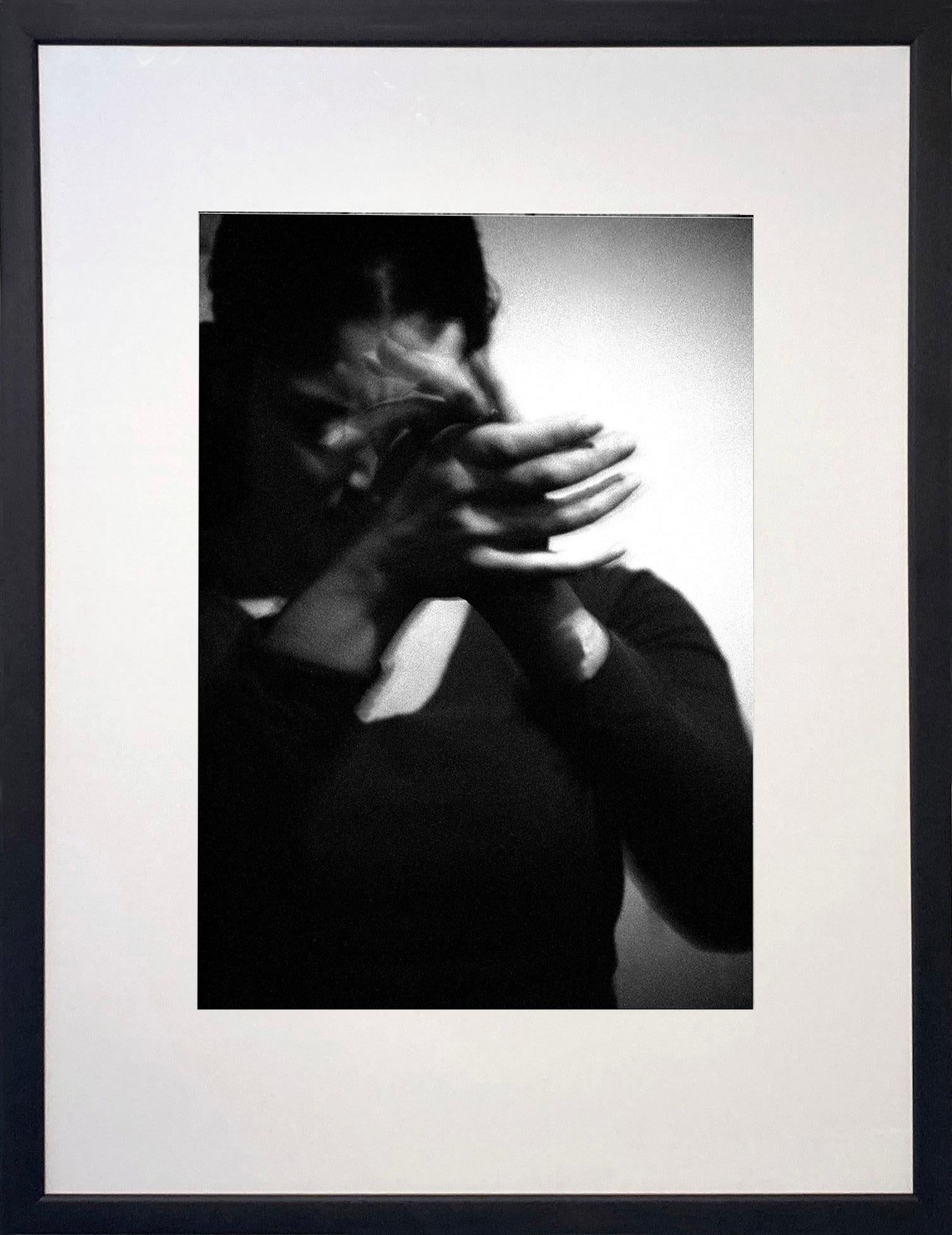 Eine Palmera beschwört den Duende durch die Kraft ihres perkussiven Klatschens.  Im Einklang mit den Tacones der Flamenco-Tänzerin und dem rauen Klagelied des Sängers.

James Sparshatts Fotografien von Musik und Tanz fangen die Emotionen und die